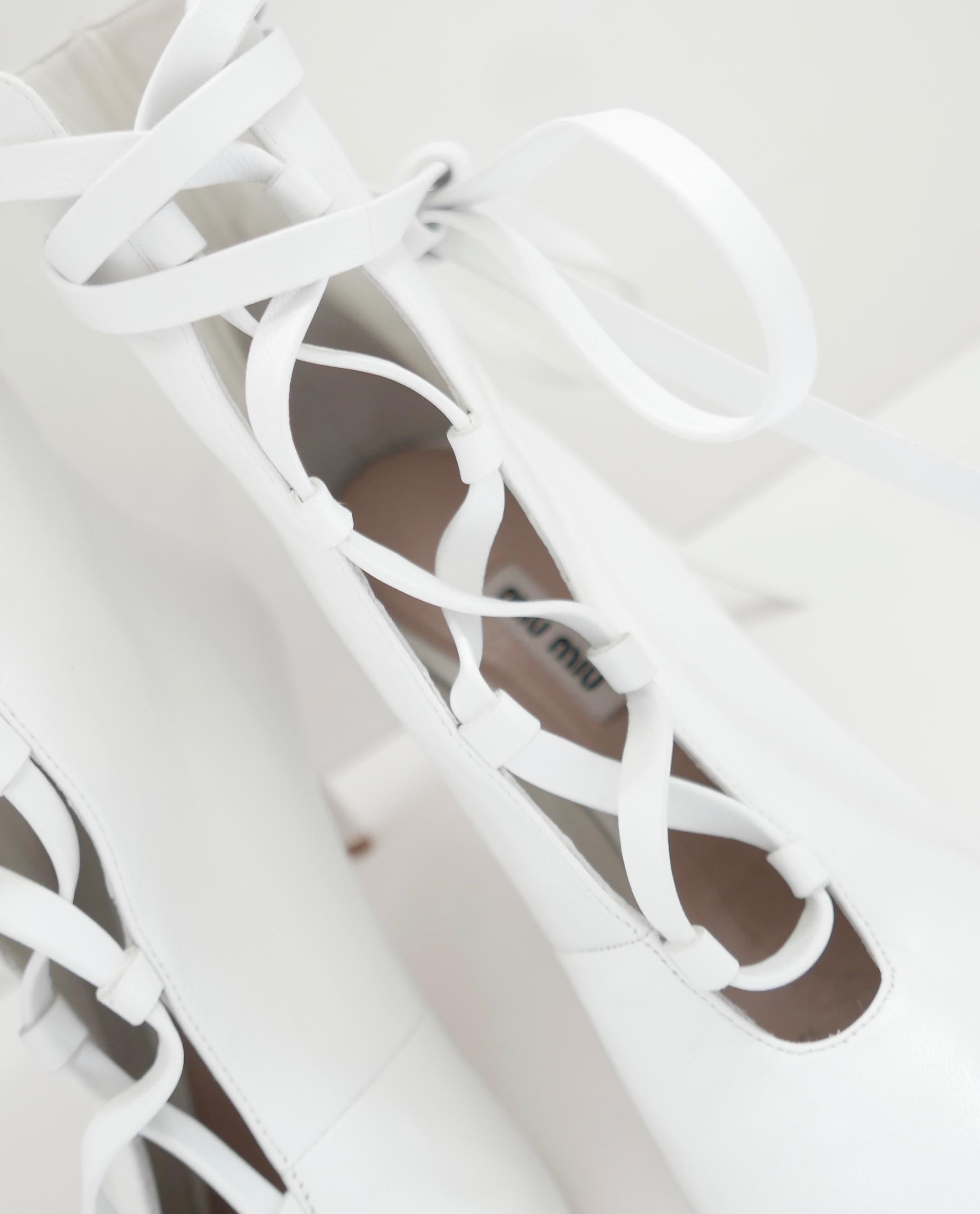 Miu Miu Pre-Fall 2018 Botines atados blancos Gris en venta