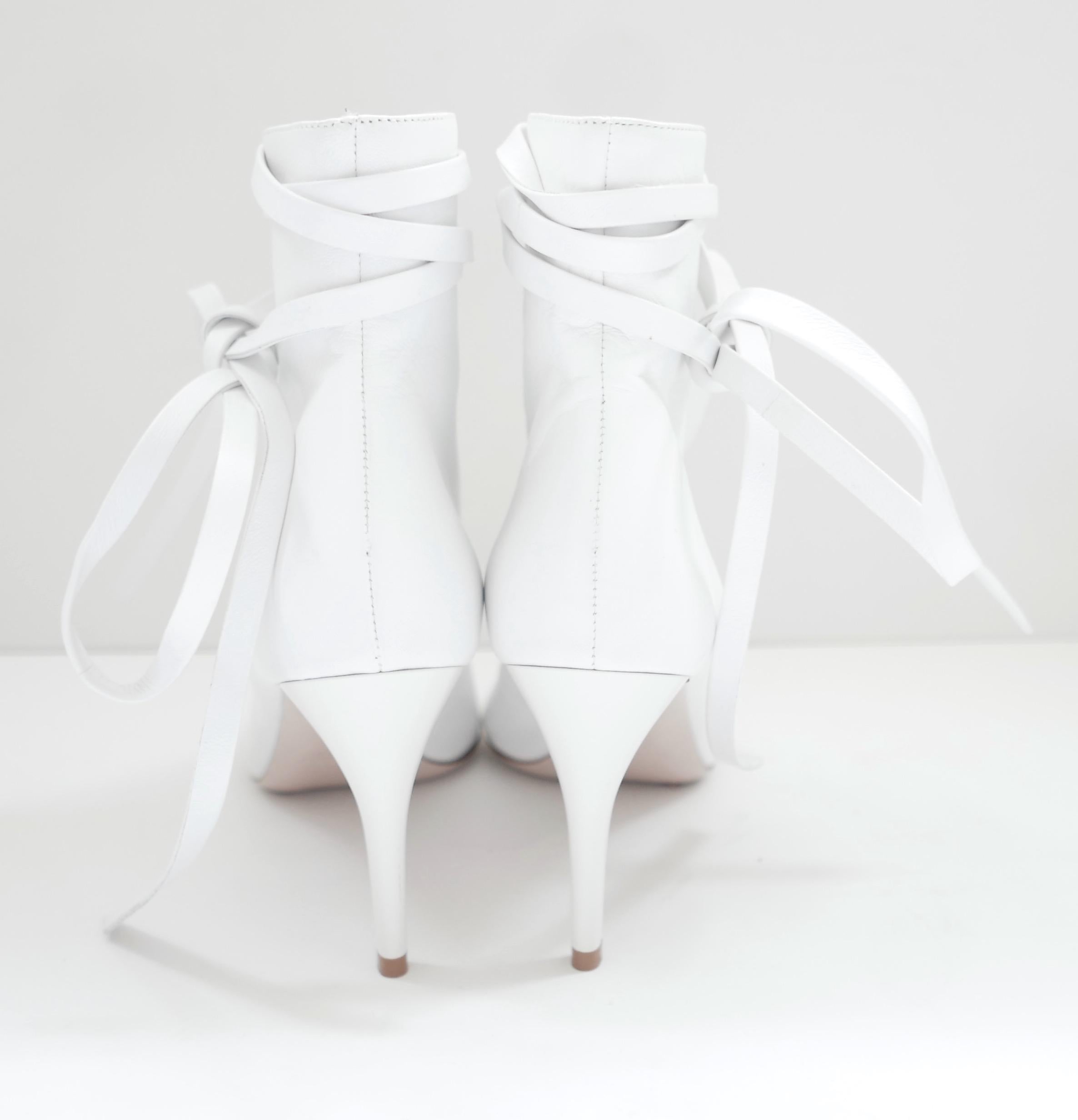 Miu Miu Pre-Fall 2018 Botines atados blancos en Excelente estado para la venta en London, GB