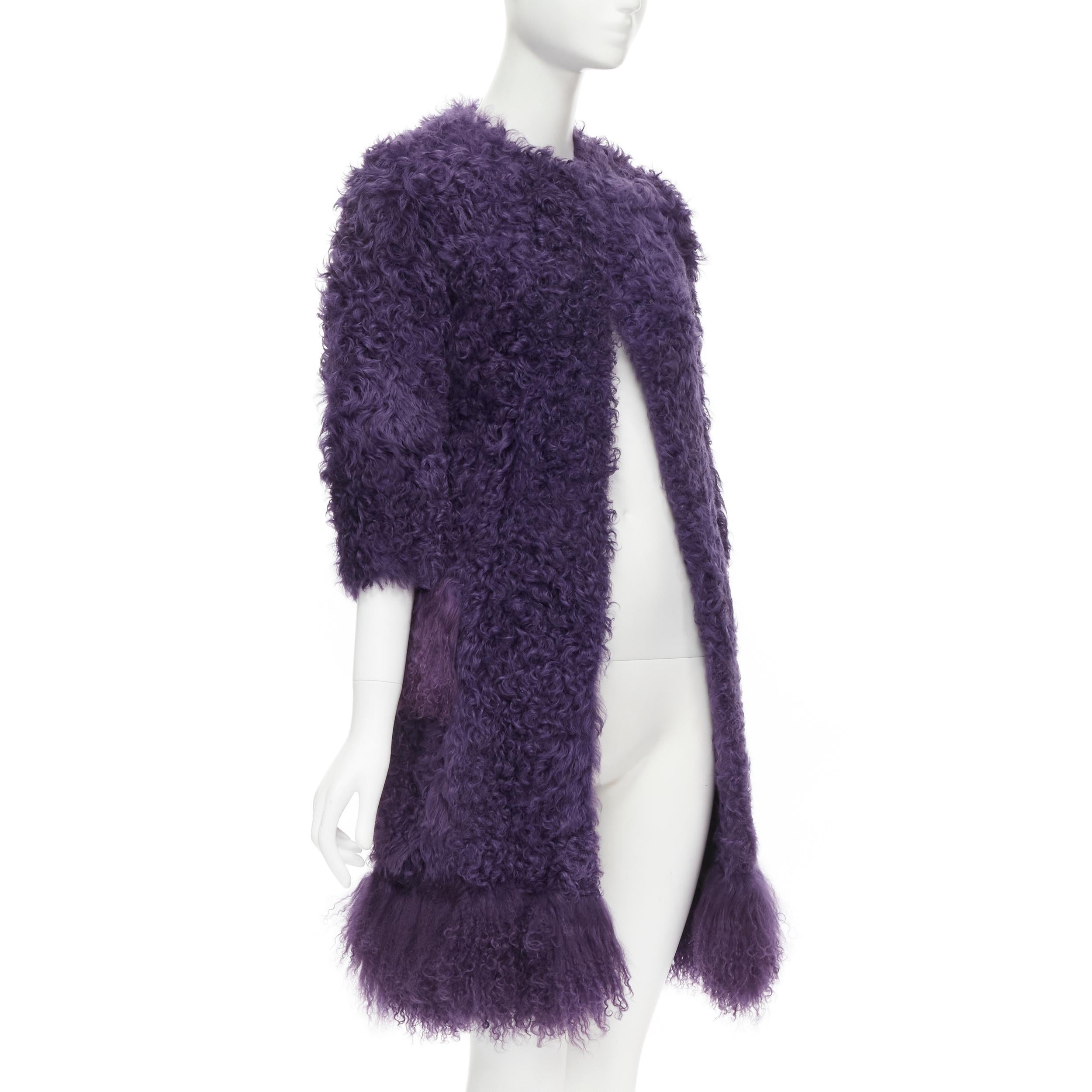 Noir MIU Manteau violet à manches 3/4 en fourrure de mouton bouclée avec ourlet contrasté IT36 XS en vente