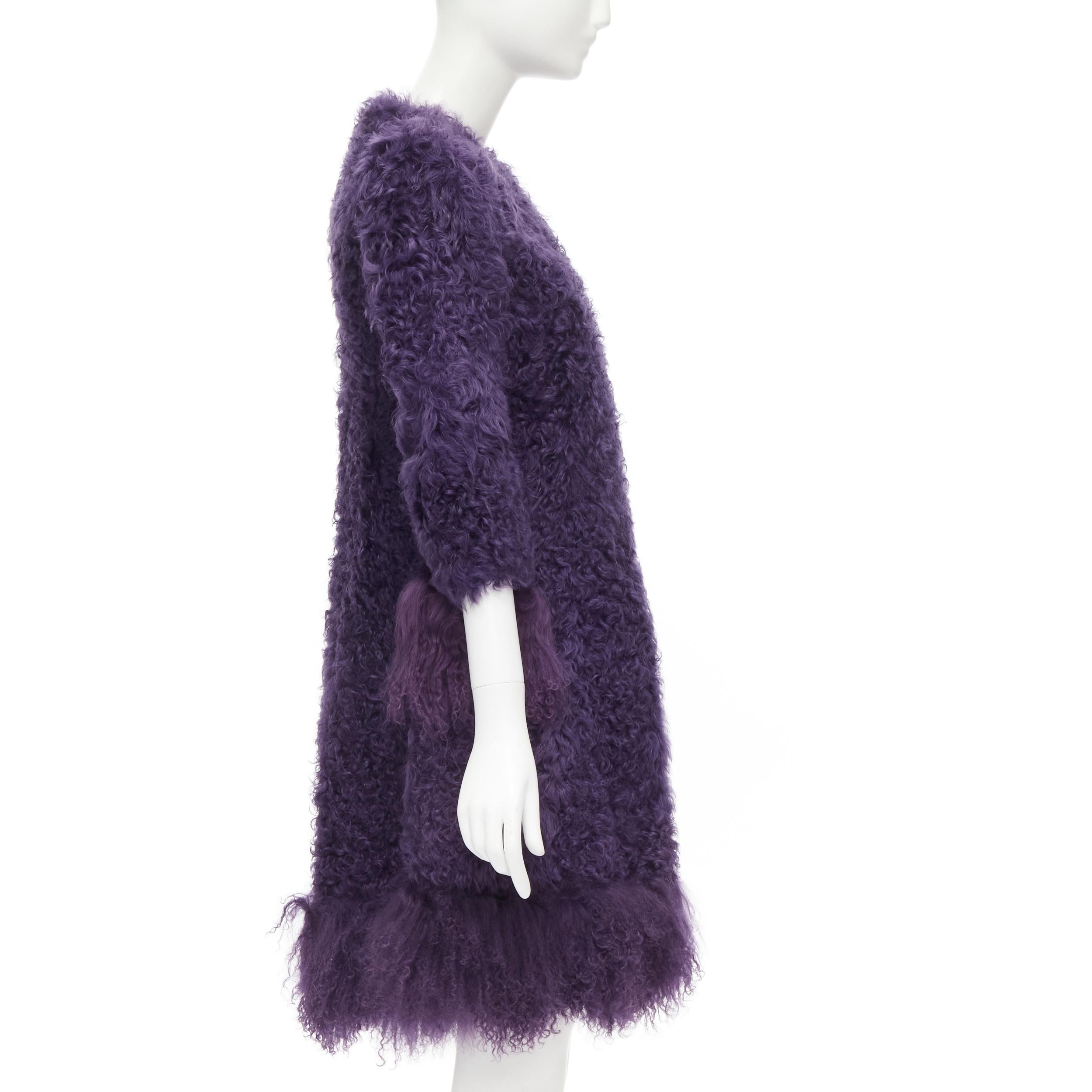 MIU Manteau violet à manches 3/4 en fourrure de mouton bouclée avec ourlet contrasté IT36 XS Excellent état - En vente à Hong Kong, NT