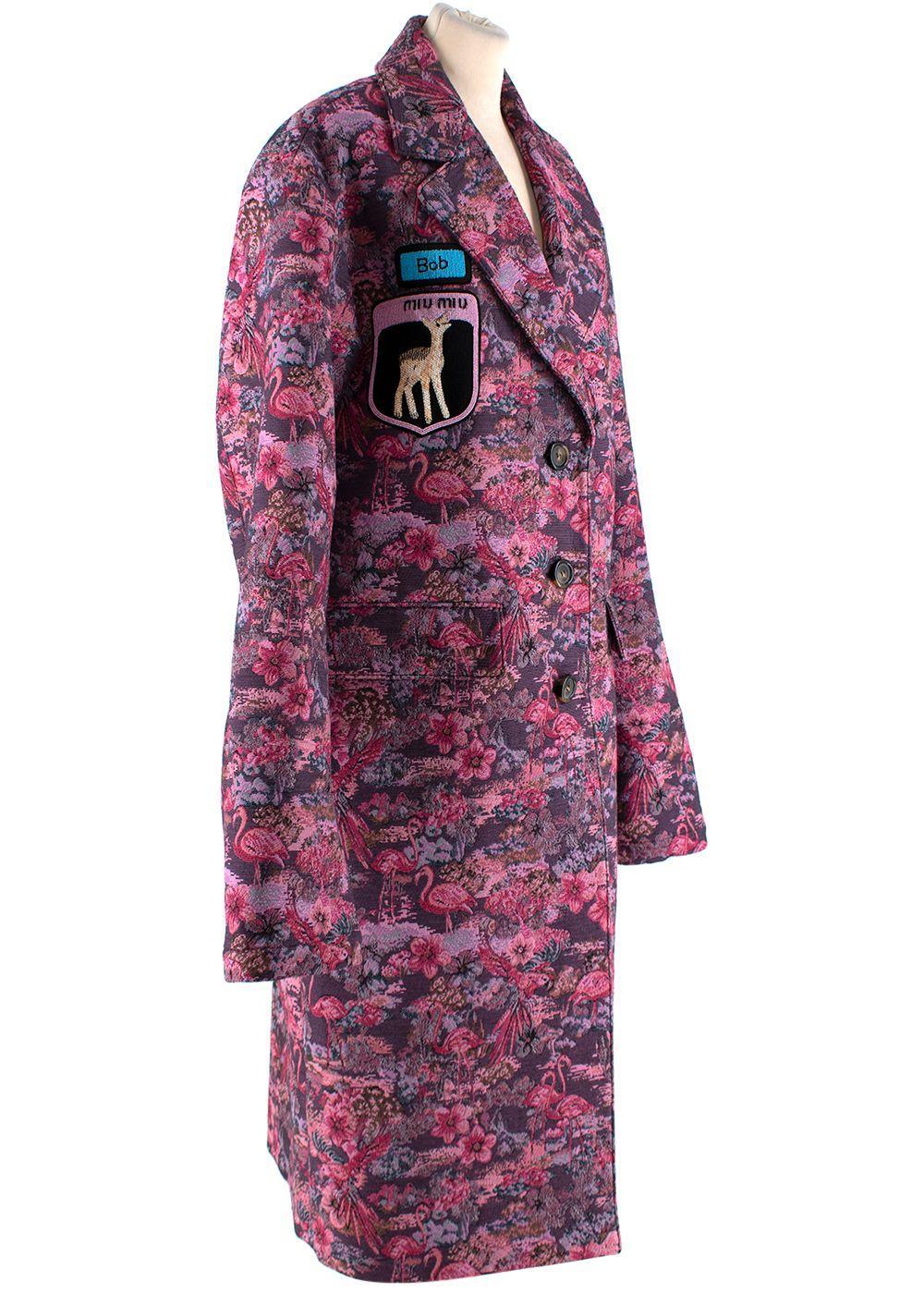 Cappotto monopetto in jacquard floreale viola e rosa

- Cappotto monopetto in jacquard nei toni del viola e del rosa con motivo floreale e fenicottero
- Revers a specchio, 3 tasche frontali
- Marchio con perline sul petto
- Completamente