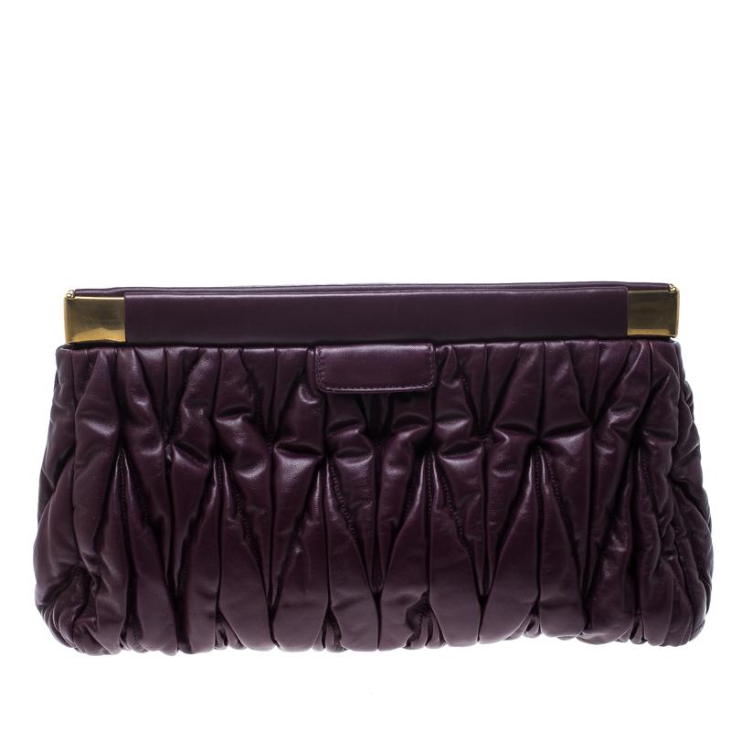 Have all eyes on you when you flaunt this stylish clutch by Miu Miu. Crafted from purple Matelasse leather, it has a structured frame and a beautiful exterior. This beauty has a matching fabric-lined interior to hold your lipsticks and cards in
