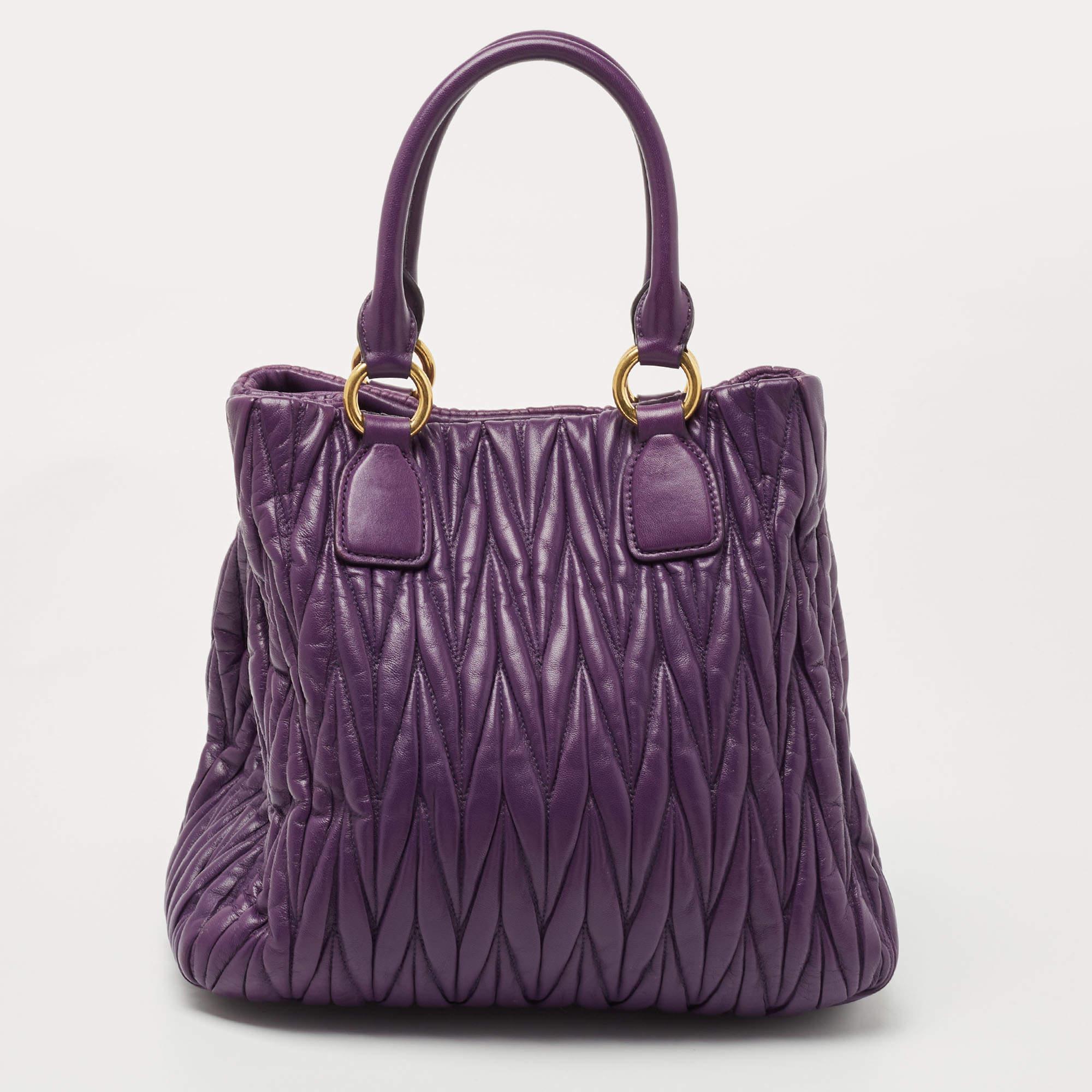 Created from high-quality materials, this Miu Miu tote is enriched with functional and classic elements. It can be carried around conveniently, and its interior is perfectly sized to keep your belongings with ease.

