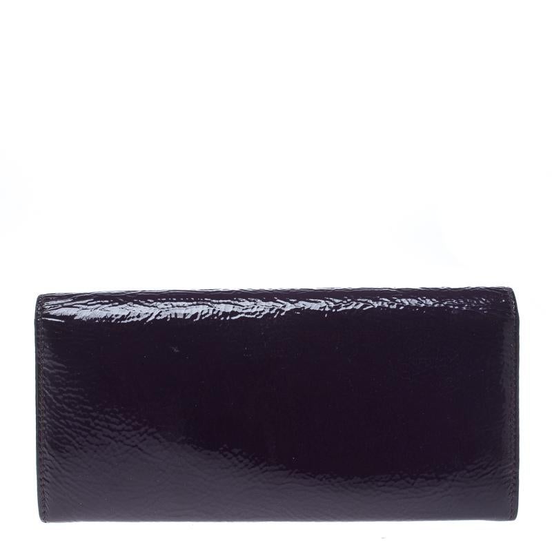 This wallet from Miu Miu is one creation a fashionista like you must own. It has been wonderfully crafted from patent leather and it flaunts a classy purple exterior. It also comes equipped with a flap that opens to reveal a nylon interior divided