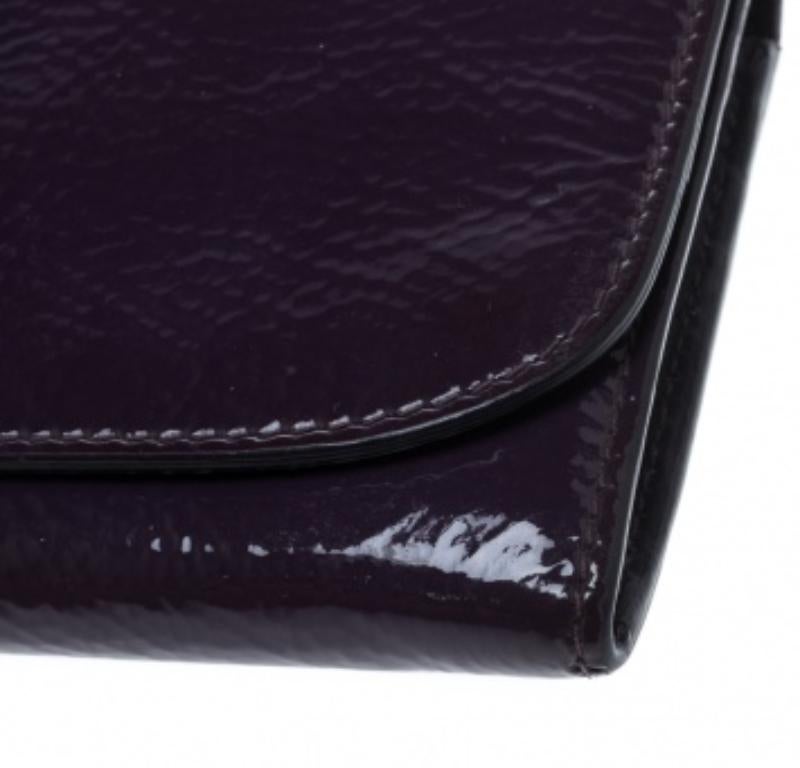 Miu Miu Cartera Continental de charol morada en Bueno estado para la venta en Dubai, Al Qouz 2
