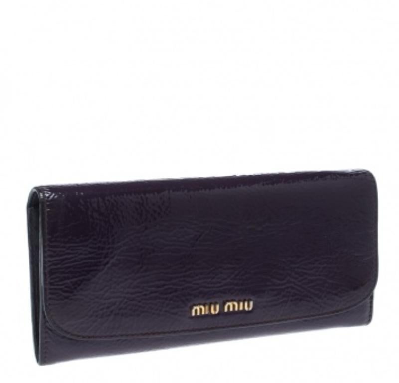 Miu Miu Cartera Continental de charol morada en venta 1