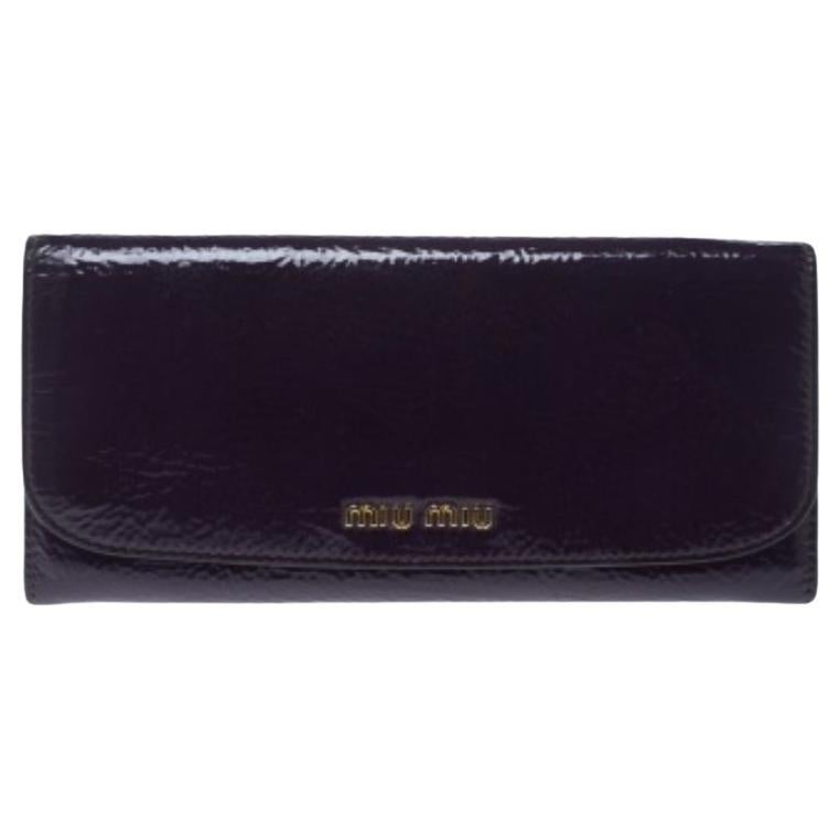 Miu Miu Cartera Continental de charol morada en venta