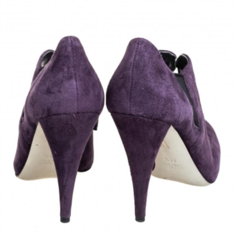 These extremely catchy heeled ankle boots by Miu Miu are sure charmers. These have been crafted in purple-hued suede and feature zipper fastenings on the sides. The round toes, black-tone hardware and 11 cm heels look splendid.