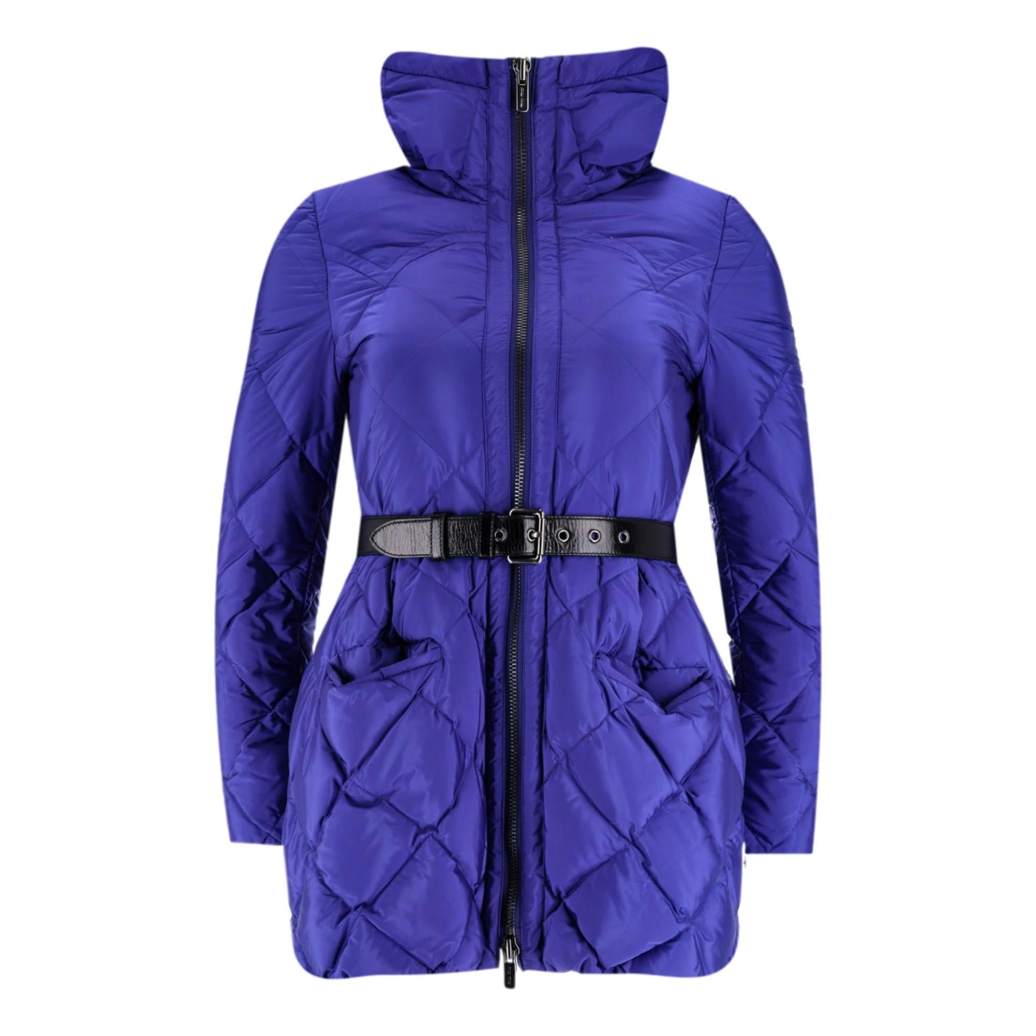 Coates in piuma d'oca trapuntata Miu Miu

Cappotto trapuntato viola con cintura in pelle nera a contrasto.

Può essere indossato con un cappuccio alto che si apre per creare un colletto. Chiusura a cerniera.

Prezzo di listino 2.600 sterline

Taglia