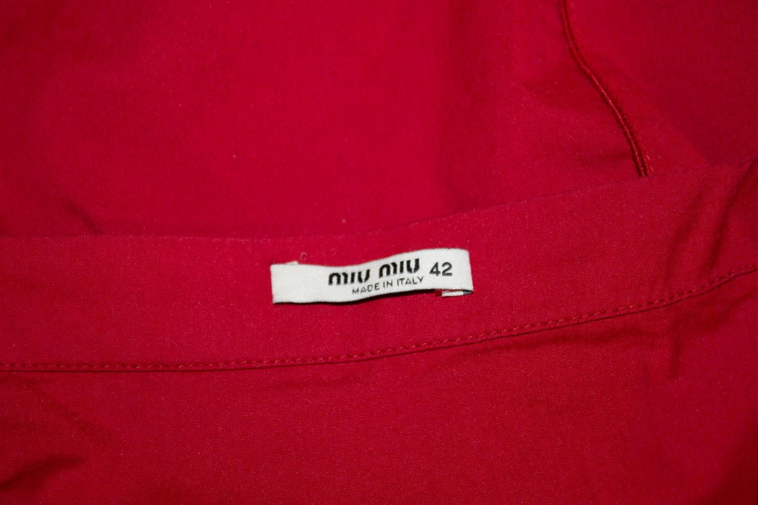 Ein toller Rock für den Sommer von Miu Miu. Der Rock aus roter Baumwolle hat einen Reißverschluss und eine Rüsche am Saum. Es ist ungefüttert.
Italienische Größe 42, Maße: Taille 29'', Länge 23''