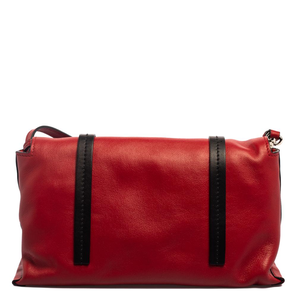 Stylish and easy to carry, this leather shoulder bag is quite a choice if you're looking to upgrade your bag collection. Crafted beautifully, the red Miu Miu bag has trims in black, the brand name on the front, a well-lined interior, and a shoulder