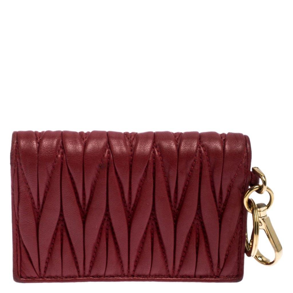 The durable Matelassé leather construction of this wallet makes for the best accessory. Showcasing a lovely design from Miu Miu, this wallet in red features ample space for your needs. It is finished with the logo on the front and gold-tone