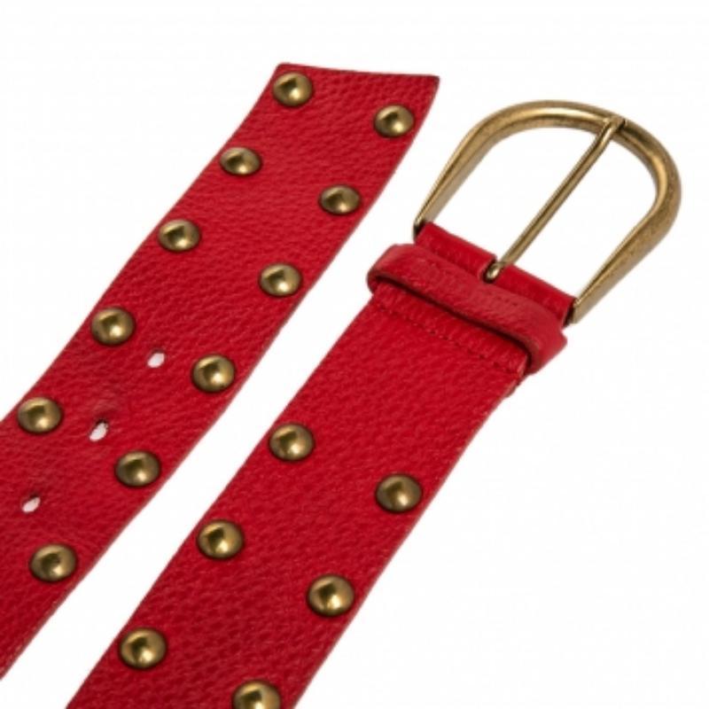 Dieser Ledergürtel von Miu Miu ist praktisch und langlebig. Sie ist mit goldfarbenen Metallnieten verziert und mit einer goldfarbenen Dornschließe versehen. Dieses unverzichtbare Kleidungsstück wird Ihren Stil stets ergänzen.

















