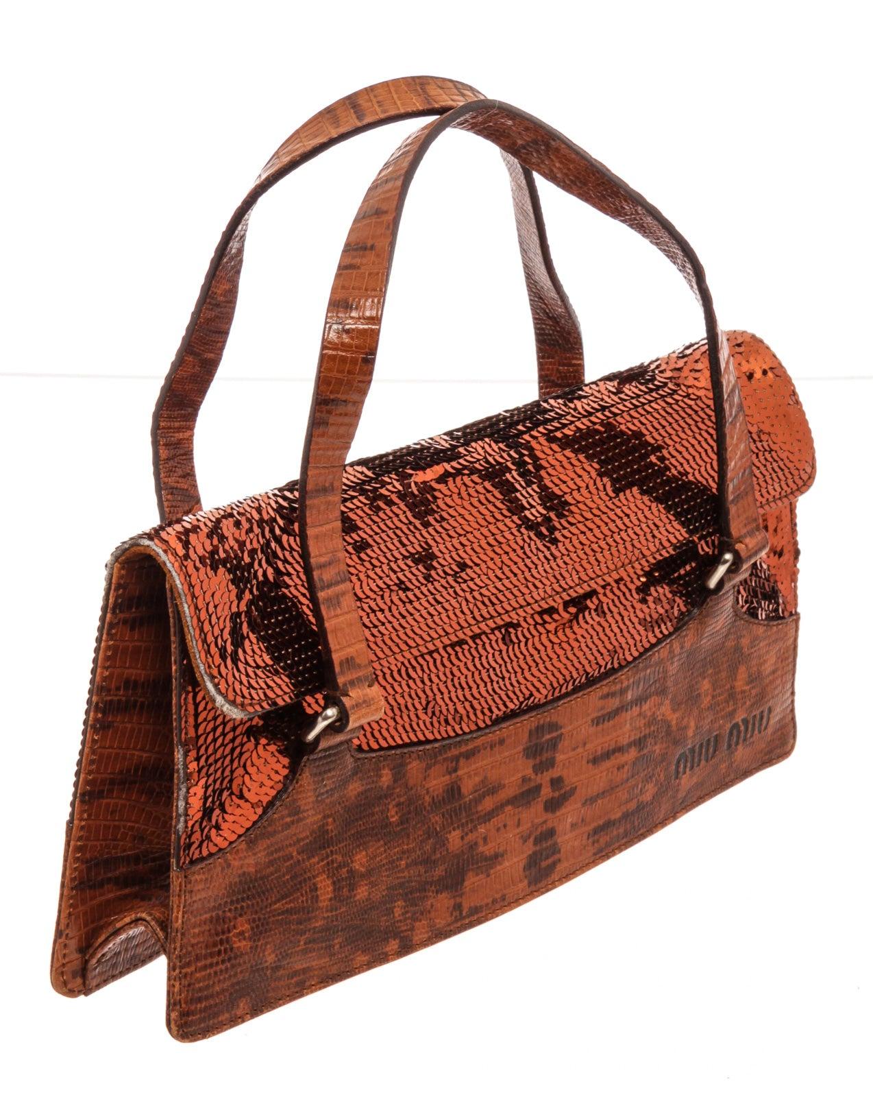 Miu Miu Red Lizard Pailletten Umhängetasche mit goldfarbener Hardware, Innentasche mit Reißverschluss, Schulterriemen und Schnappverschluss.
33373MSC