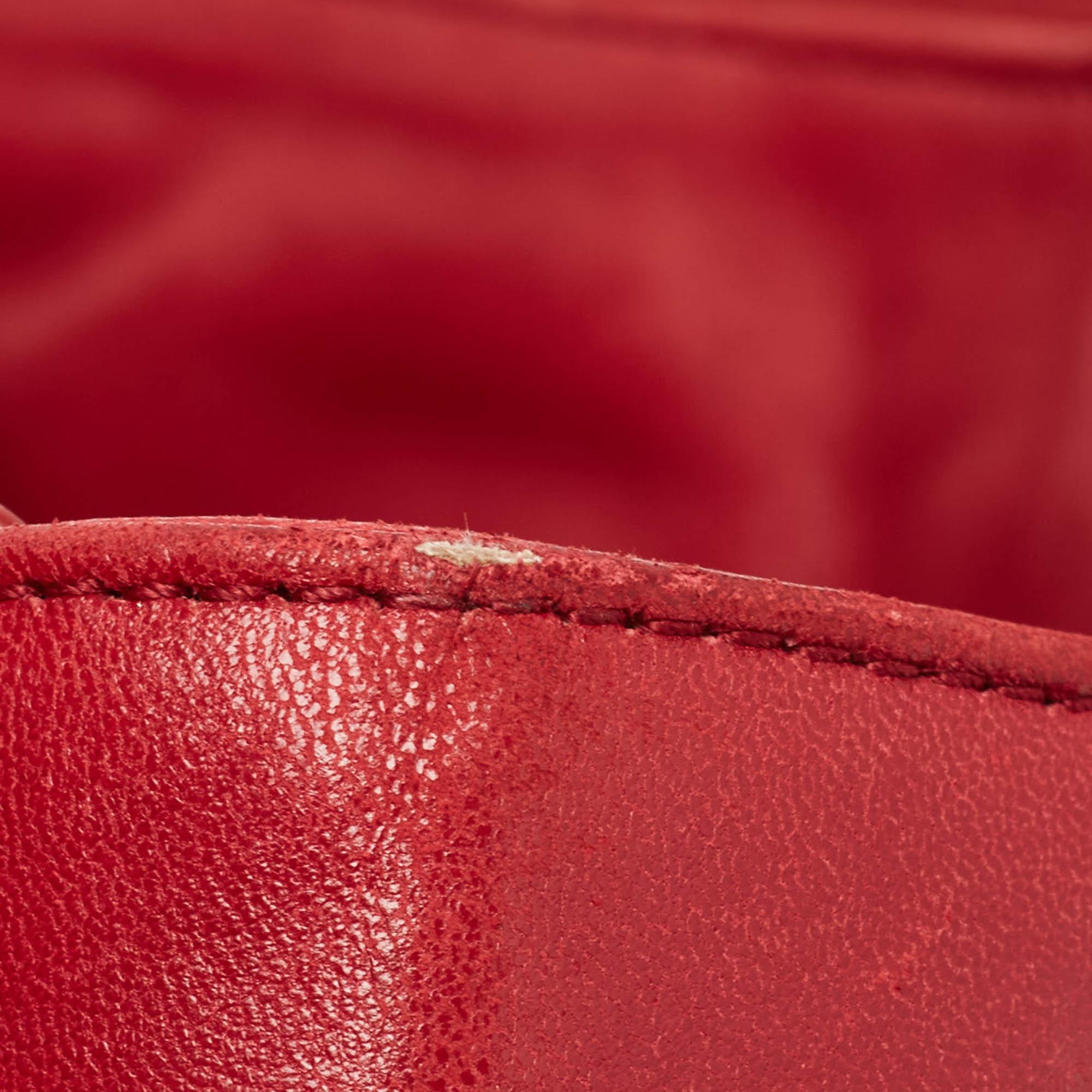 Miu Miu Red Matelasse Leather Top Zip Tote In Good Condition For Sale In Dubai, Al Qouz 2