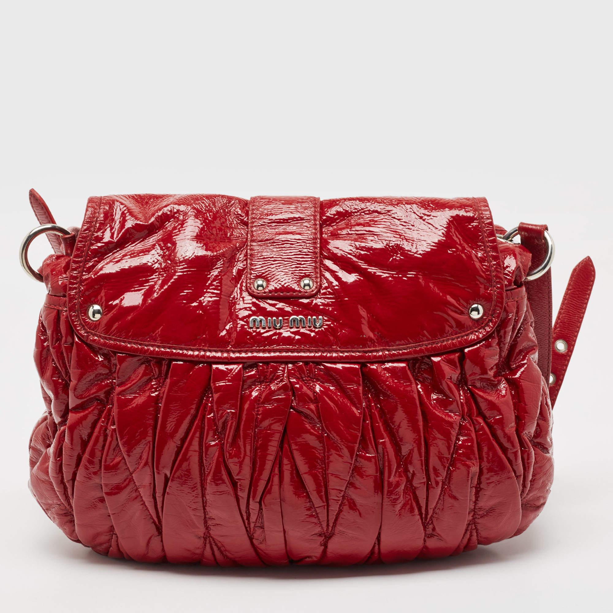 The simple silhouette and the use of durable materials for the exterior bring out the appeal of this Miu Miu red bag for women. It features comfortable handles and a well-lined interior.

Includes: Key