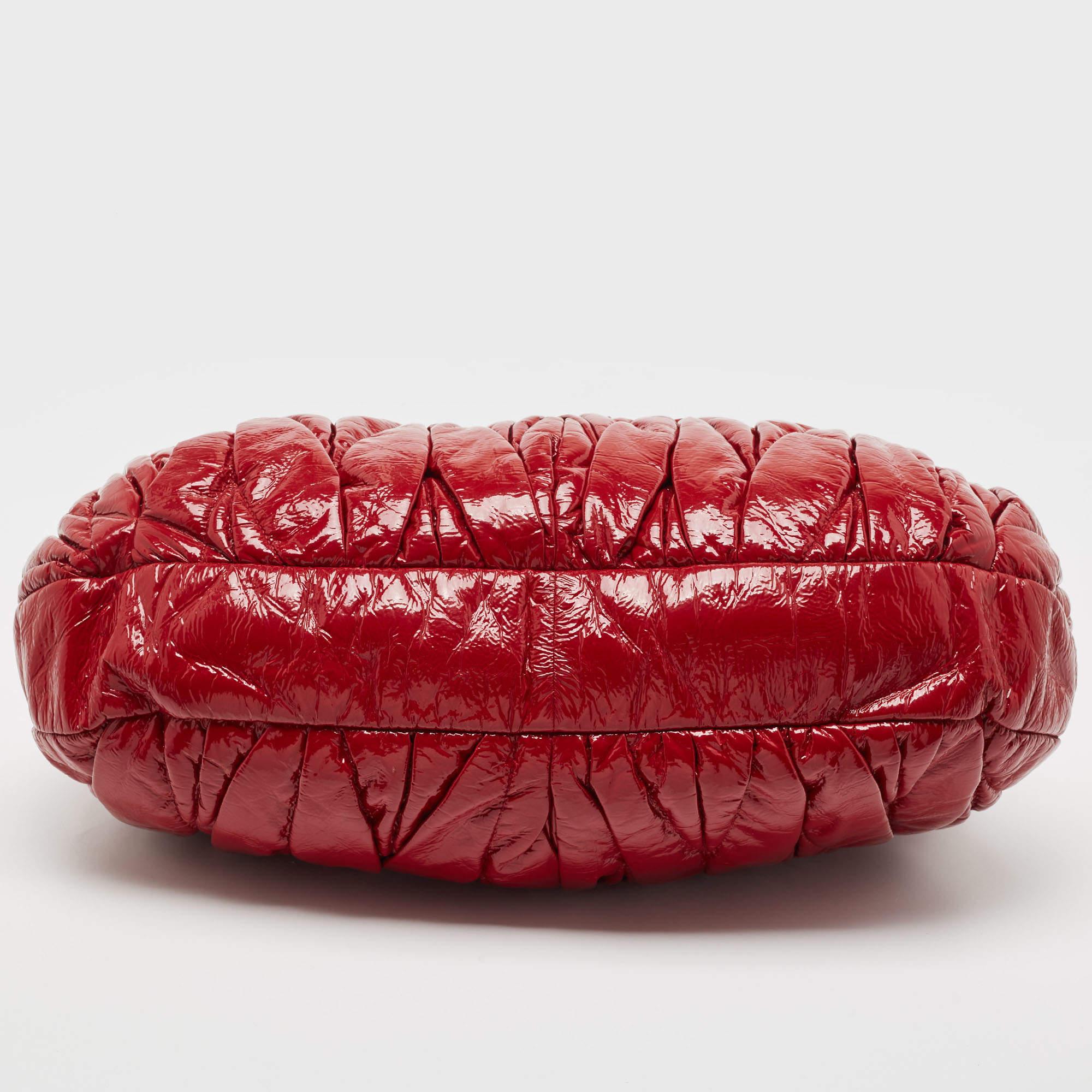 Miu Miu Sac à bandoulière Coffer en cuir verni matelassé rouge en vente 1