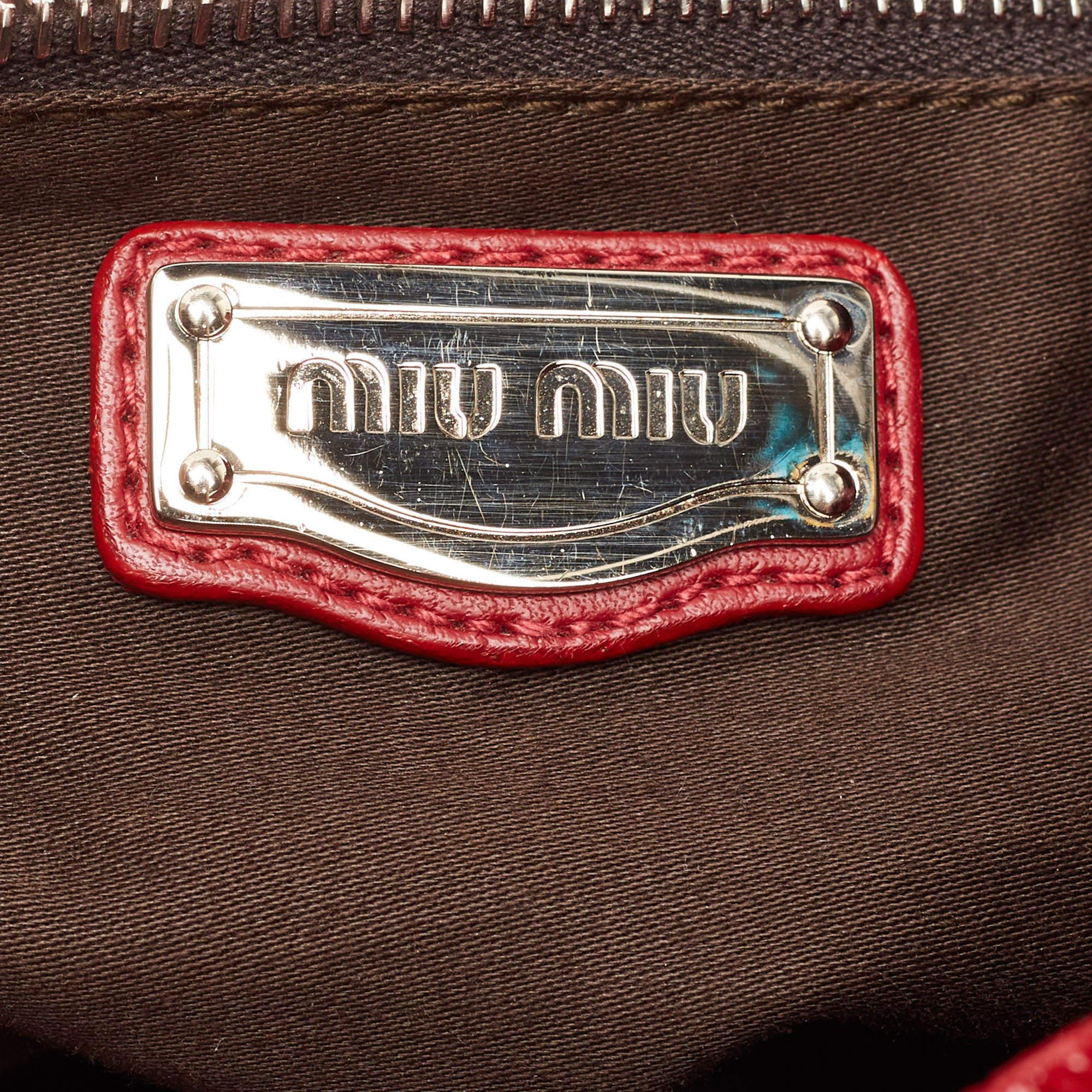 Miu Miu Sac à bandoulière Coffer en cuir verni matelassé rouge en vente 4