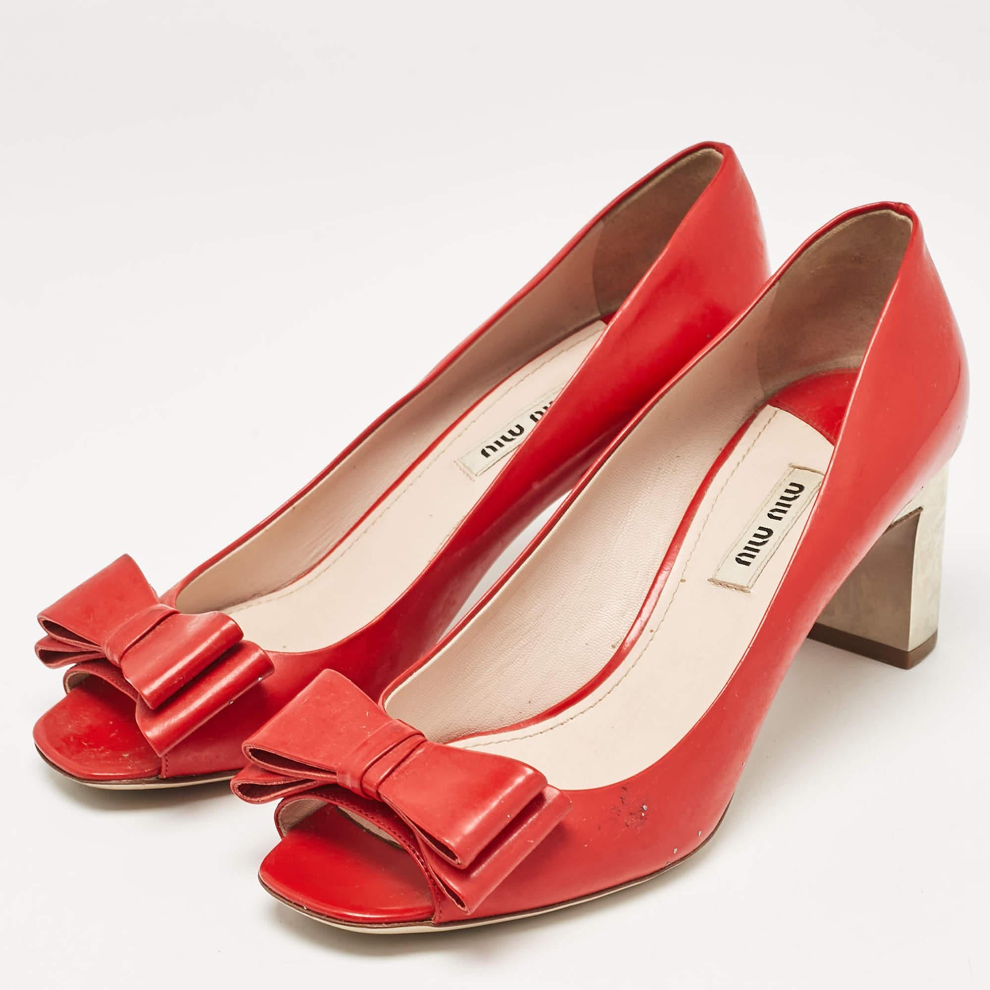 Haz una declaración de estilo chic con estos zapatos de salón de diseño. Presentan tacones resistentes y suelas duraderas perfectas para tus salidas a la moda