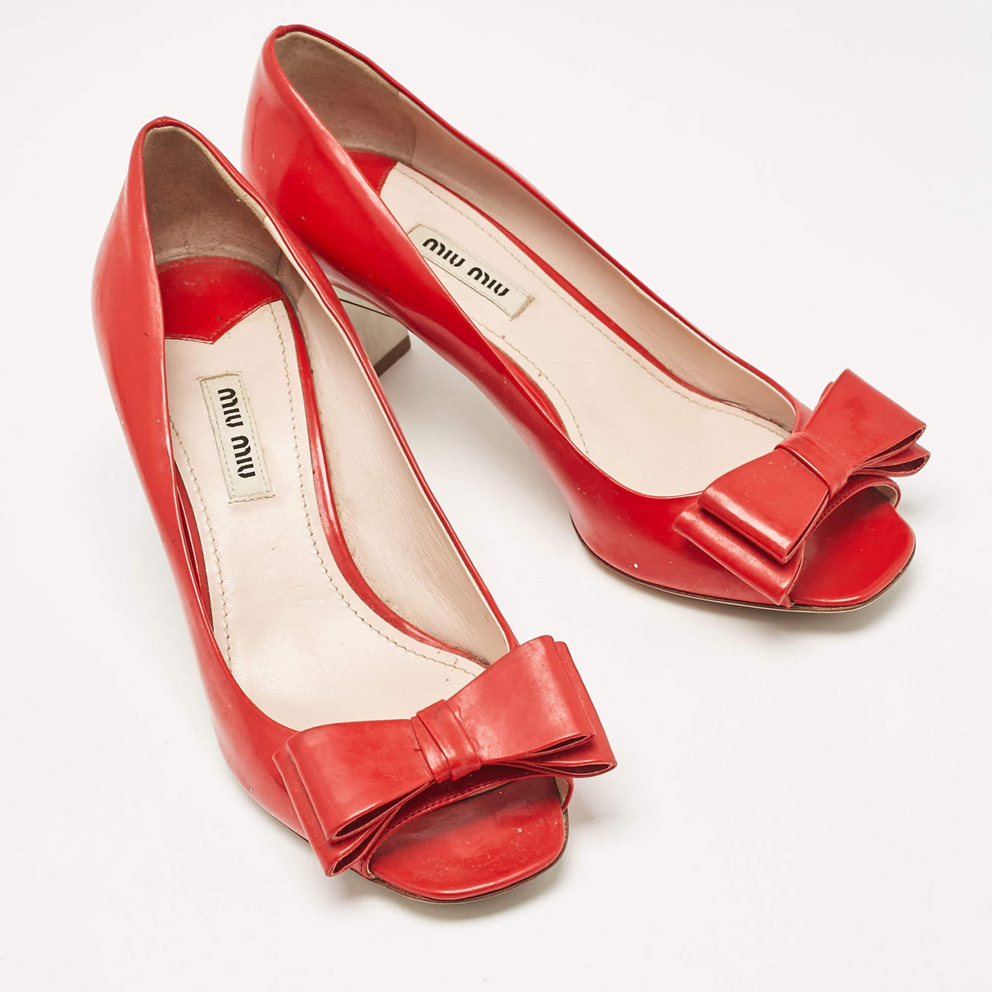 Bombas con tacón bloque de charol rojo de Miu Miu talla 37 en Bastante bueno estado para la venta en Dubai, Al Qouz 2