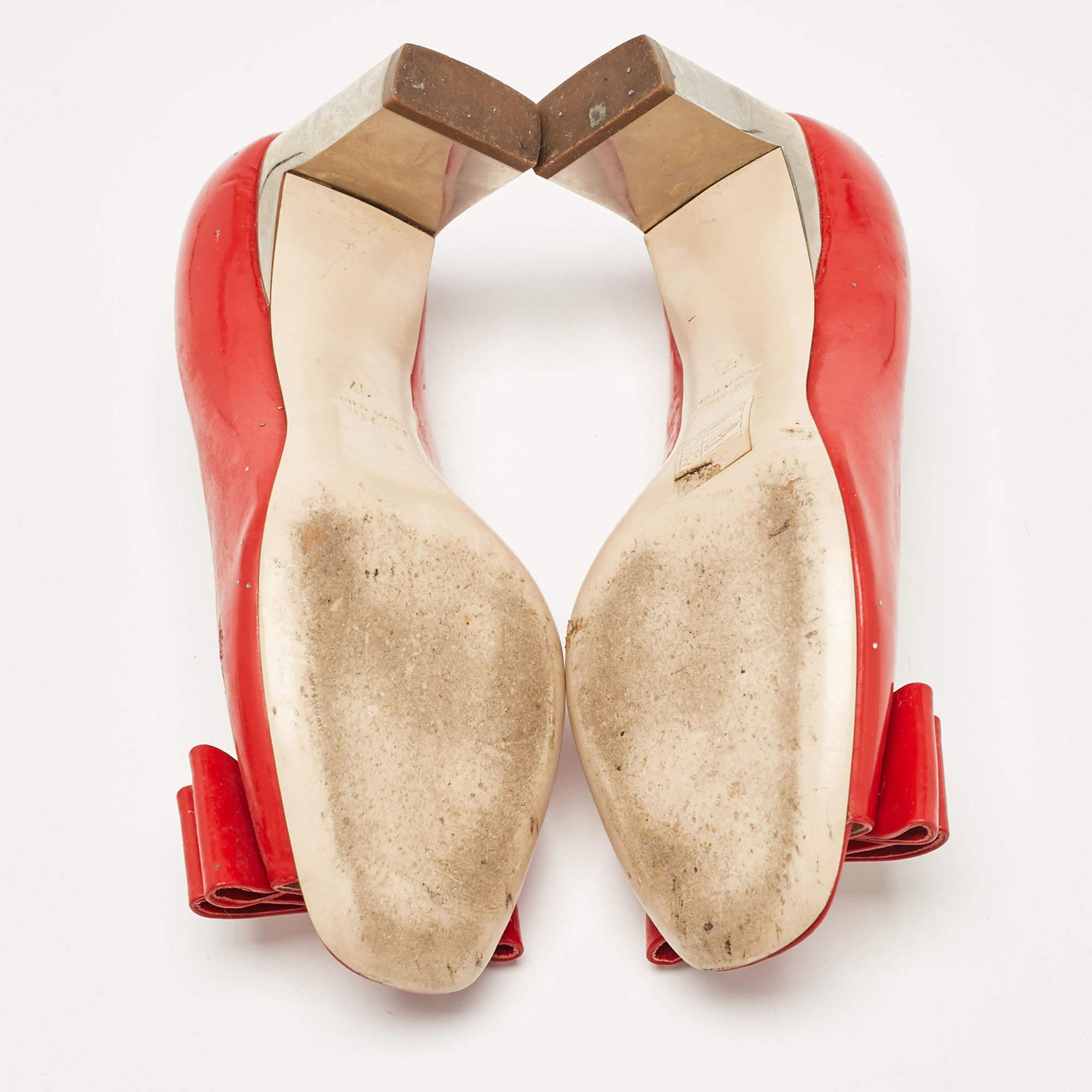 Bombas con tacón bloque de charol rojo de Miu Miu talla 37 en venta 1