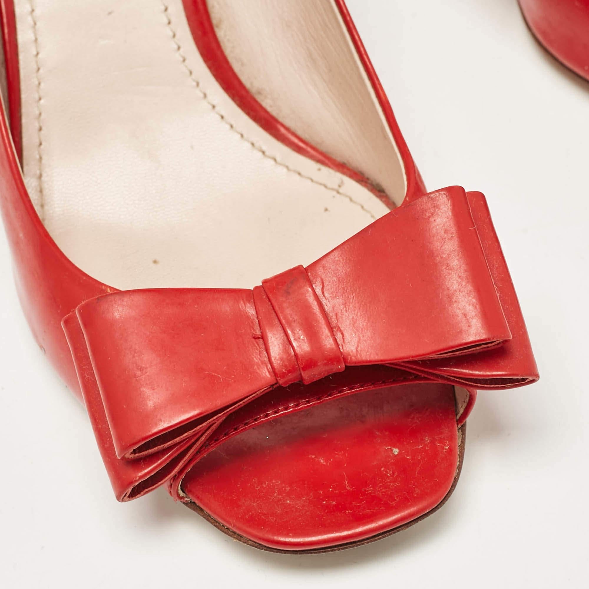 Bombas con tacón bloque de charol rojo de Miu Miu talla 37 en venta 2