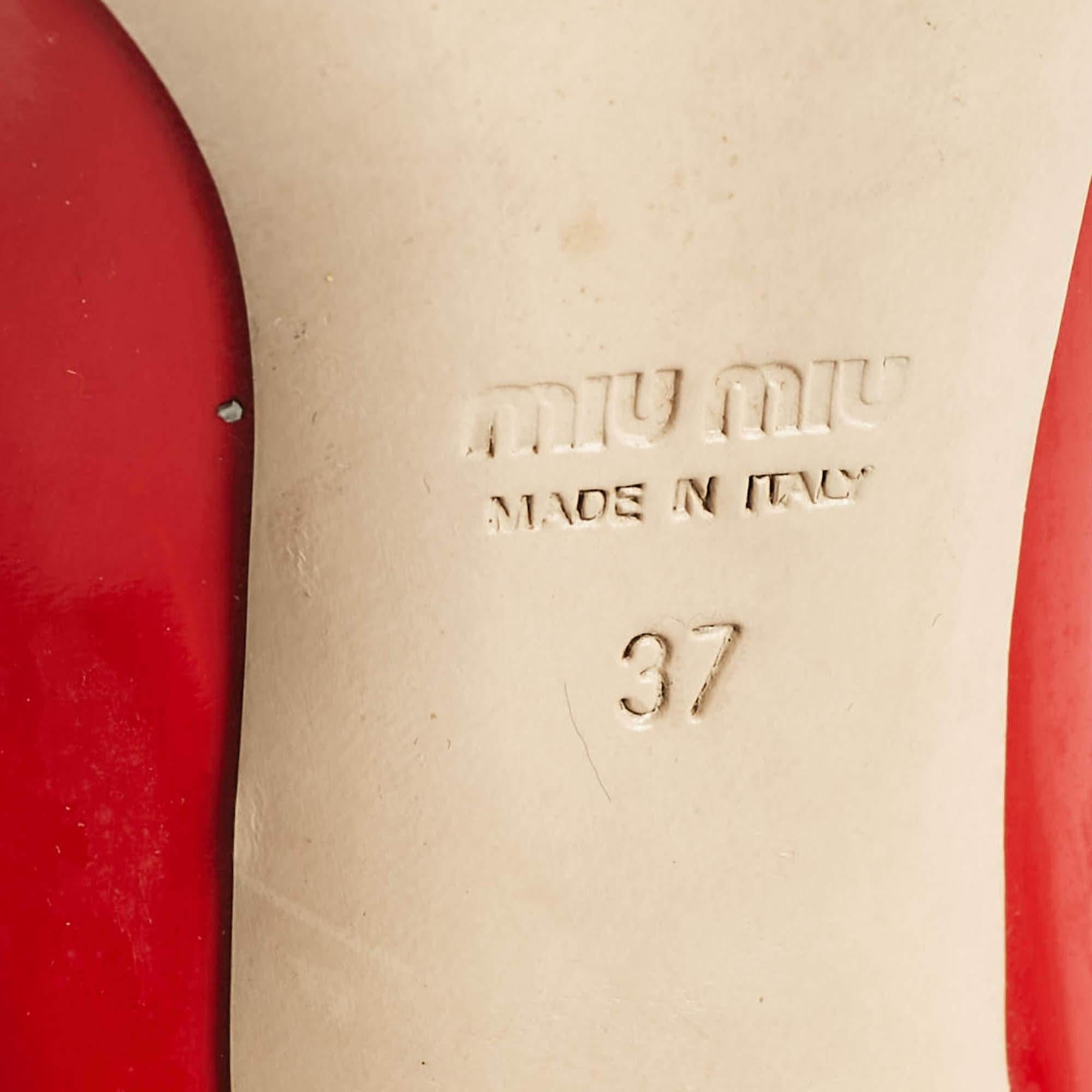 Bombas con tacón bloque de charol rojo de Miu Miu talla 37 en venta 3