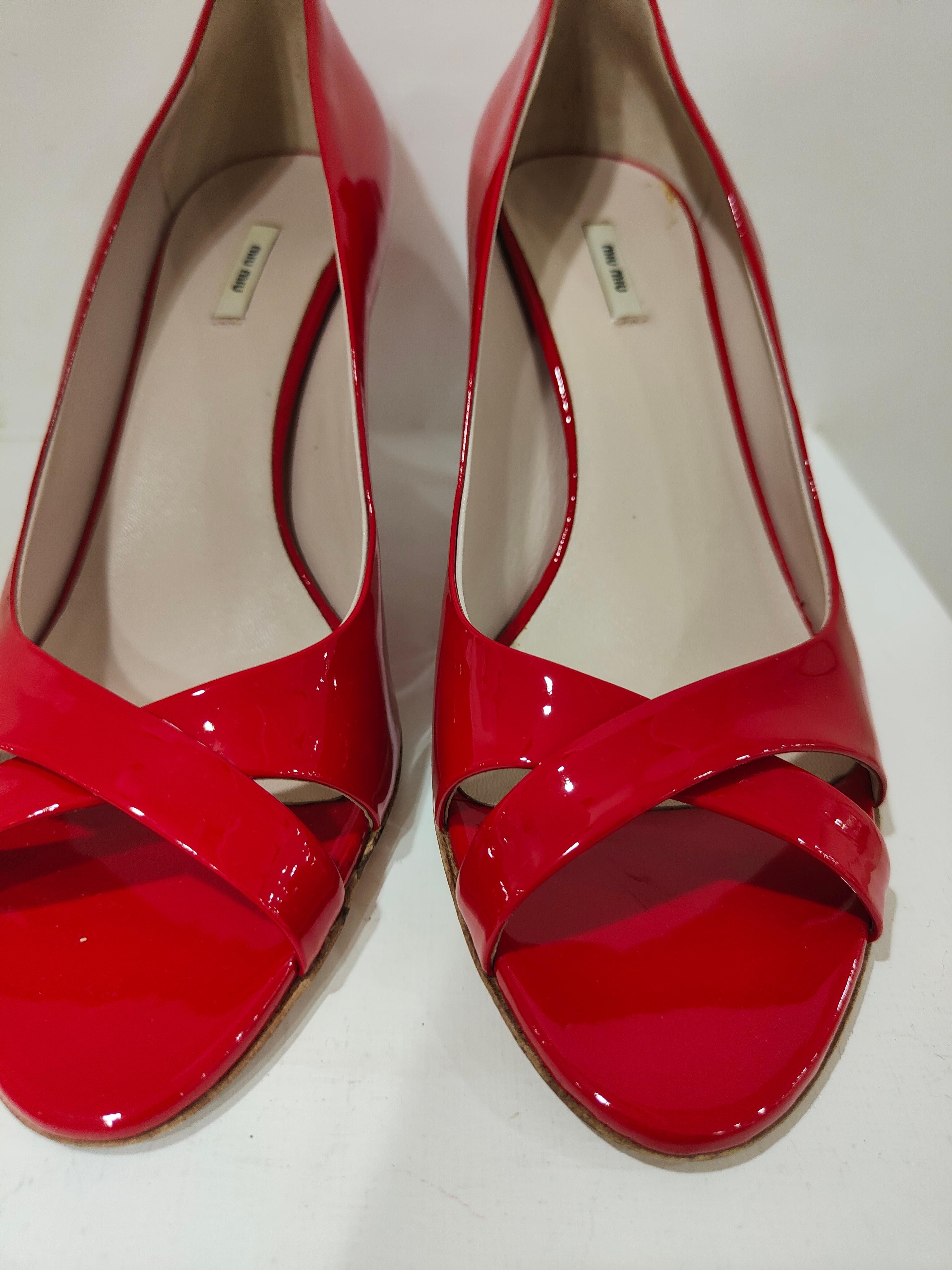 Miu Miu red patent leather decollete In Good Condition For Sale In Capri, IT