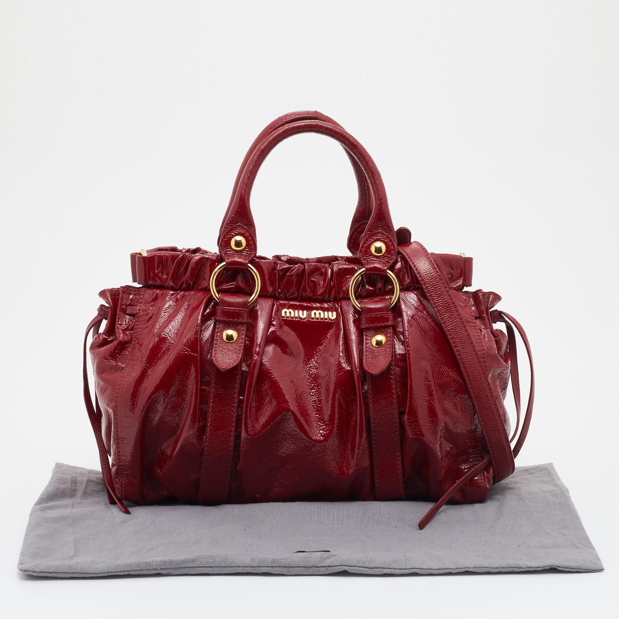 Miu Miu Fourre-tout à fronces en cuir verni rouge 6