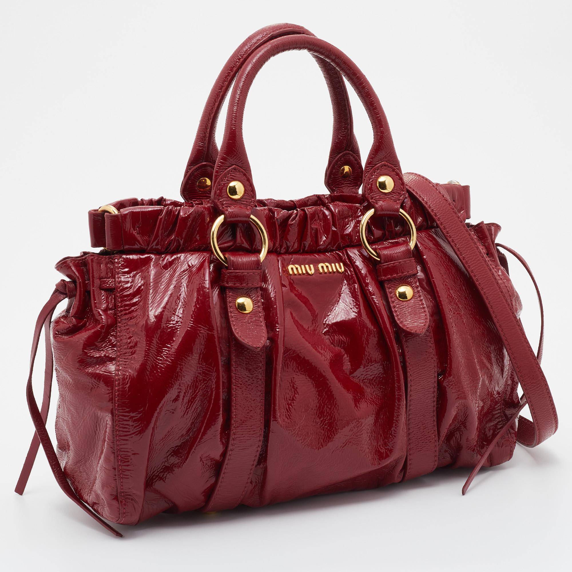 Miu Miu Fourre-tout à fronces en cuir verni rouge Bon état à Dubai, Al Qouz 2