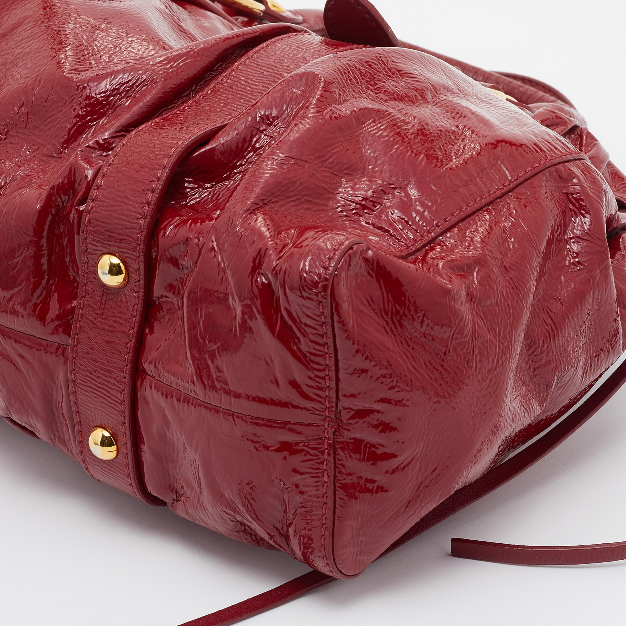 Miu Miu Fourre-tout à fronces en cuir verni rouge 1
