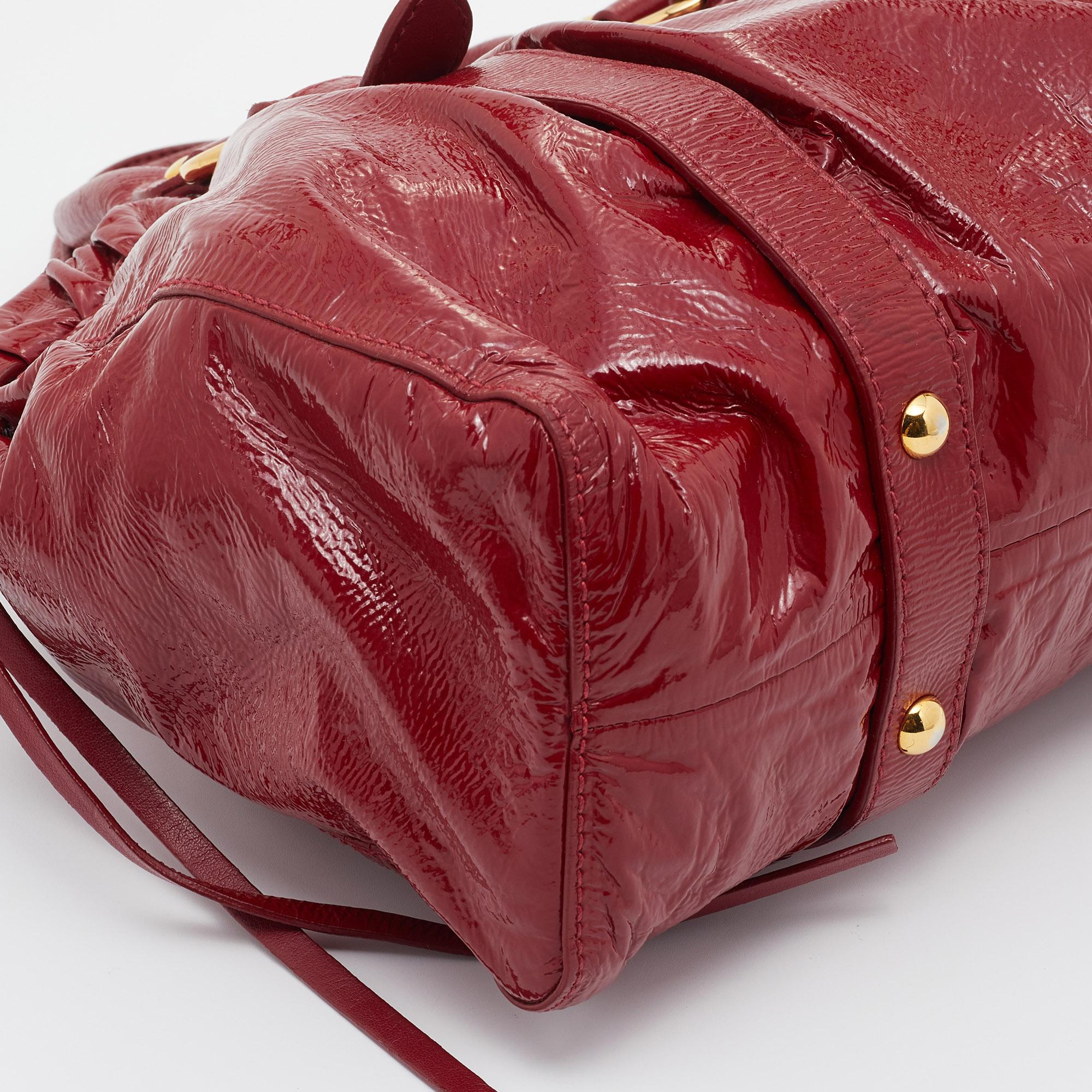 Miu Miu Fourre-tout à fronces en cuir verni rouge 3