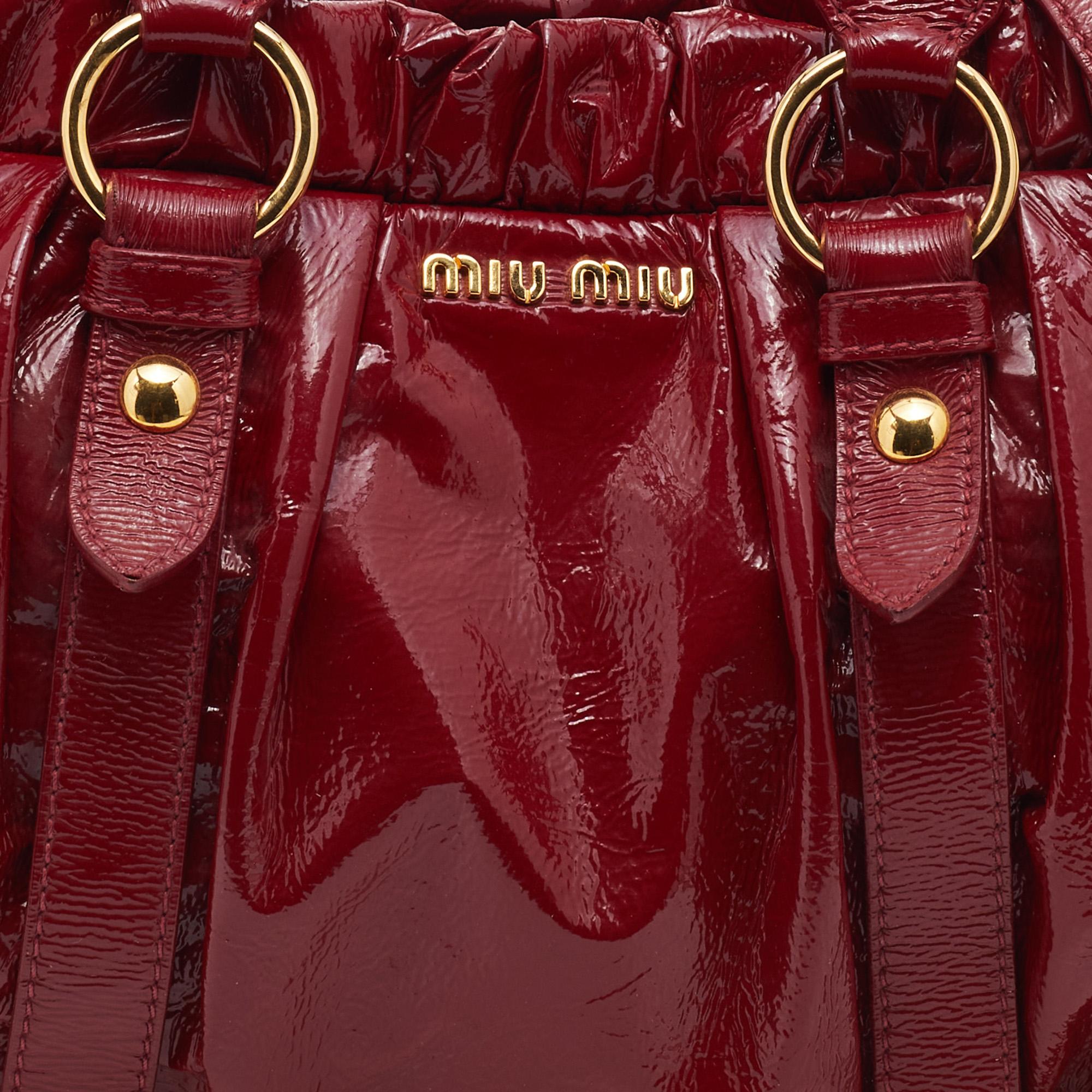 Miu Miu Fourre-tout à fronces en cuir verni rouge 4