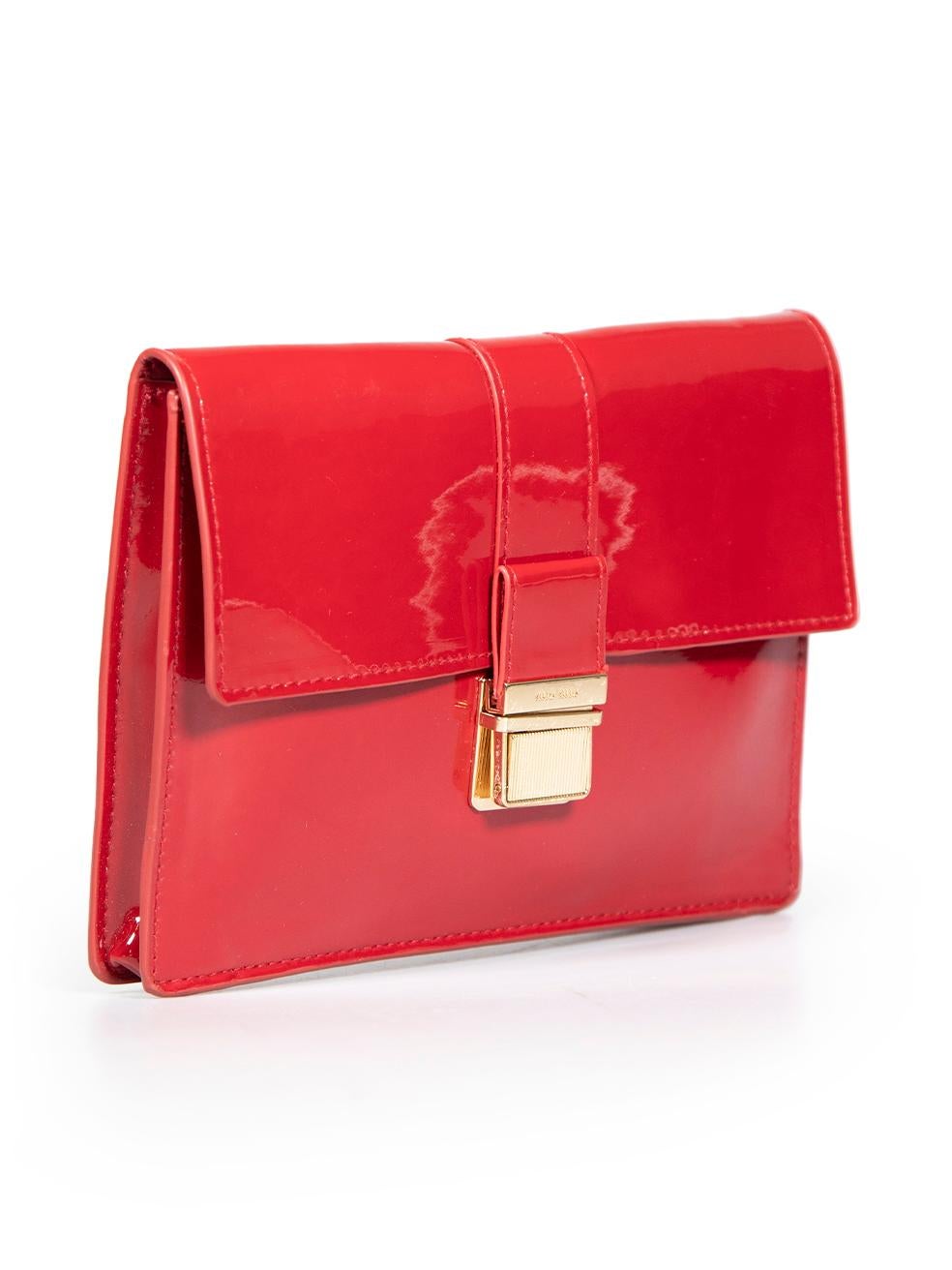 CONDITION is Very good. Minimal wear to wallet is evident. Minimal wear to the leather surface with some light indents, creasing and scratching seen on this used Miu Miu designer resale item.
 
 
 
 Details
 
 
 Red 
 
 Patent leather
 
 Pouch
 
