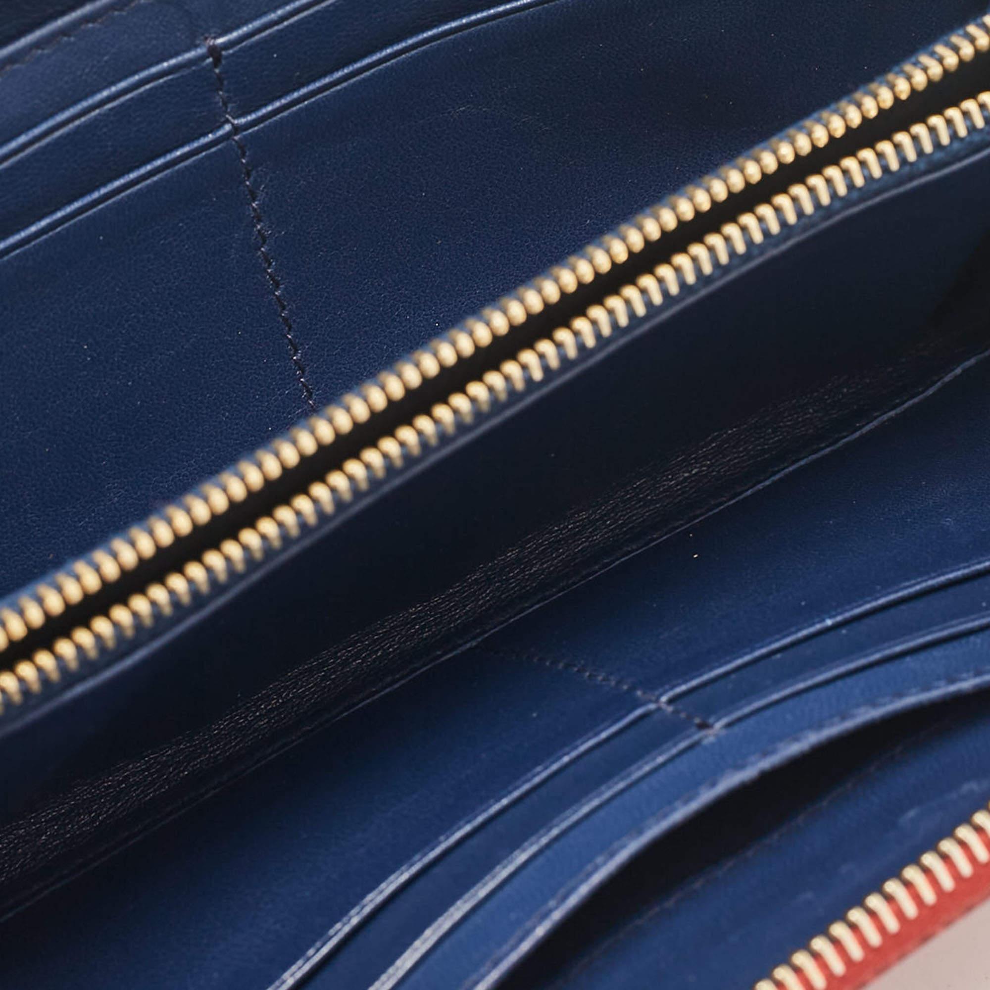 Compatto ed elegante, questo portafoglio sarà il tuo compagno di viaggio preferito. Progettato con materiali di qualità, il suo interno è suddiviso in diversi scomparti per conservare perfettamente le tue carte e i tuoi contanti.