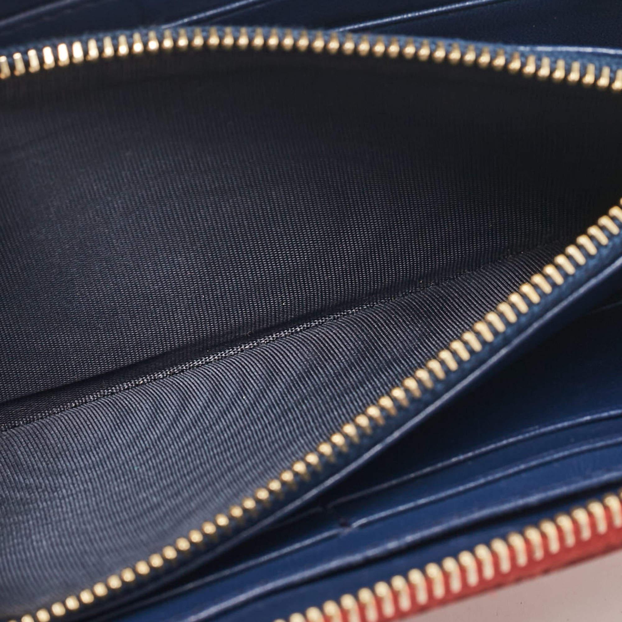 Portafoglio continentale con zip in vernice rossa Miu Miu In condizioni buone in vendita a Dubai, Al Qouz 2