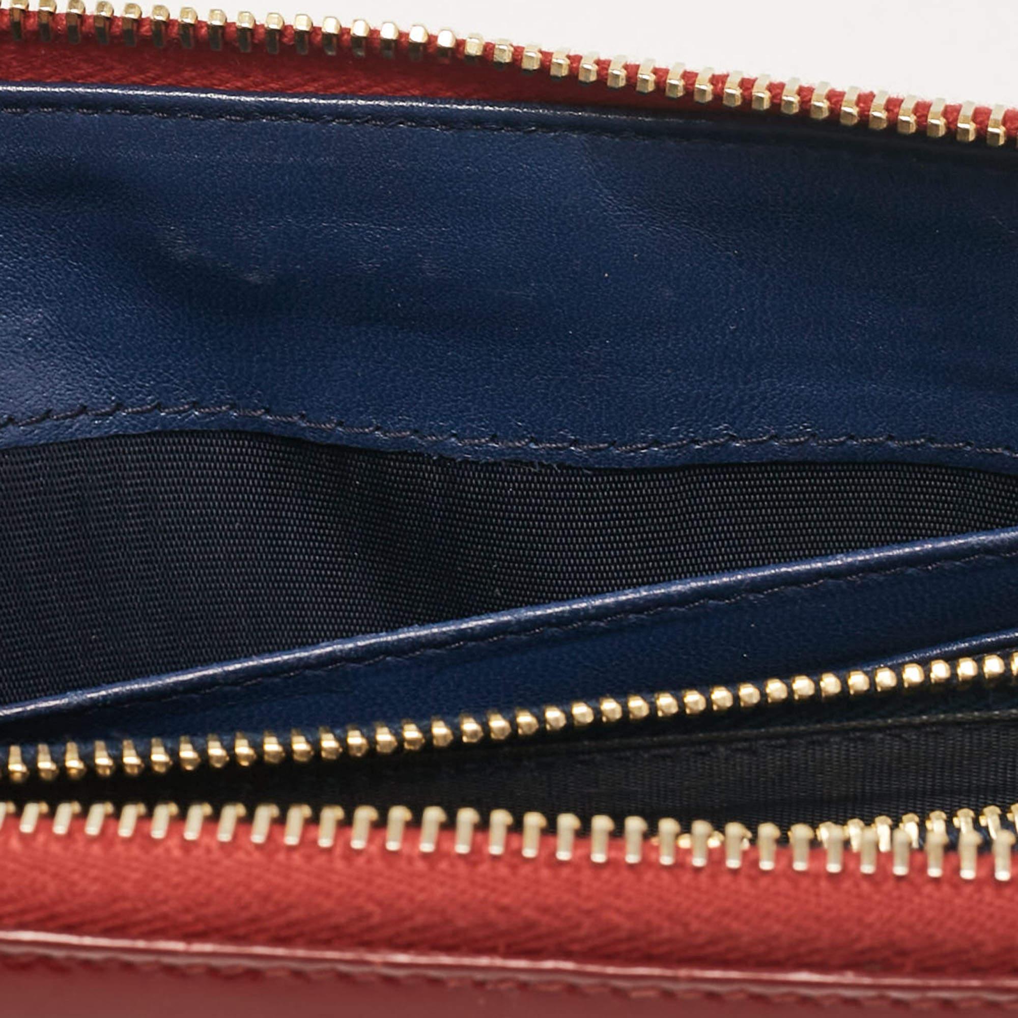 Donna Portafoglio continentale con zip in vernice rossa Miu Miu in vendita