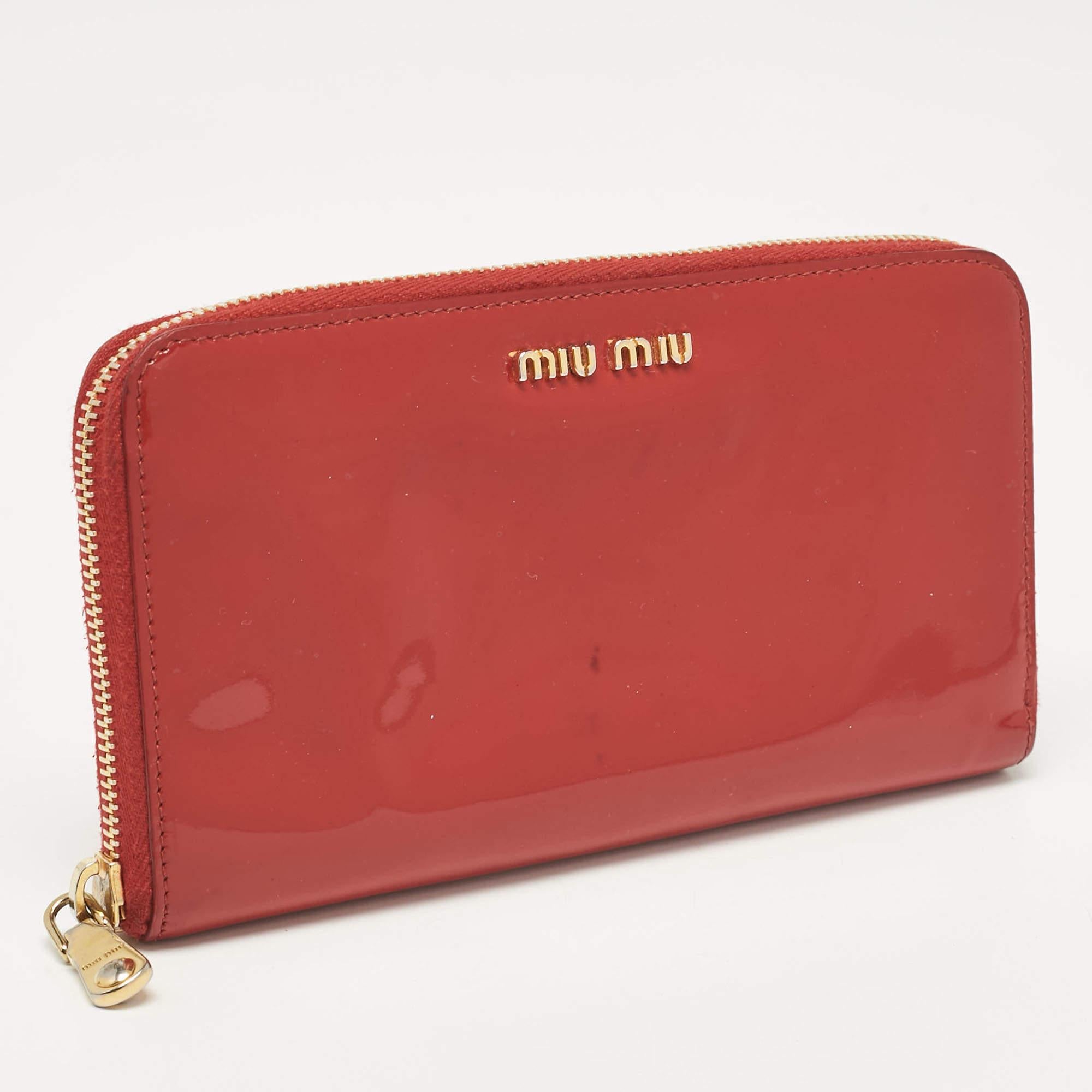 Portafoglio continentale con zip in vernice rossa Miu Miu in vendita 2