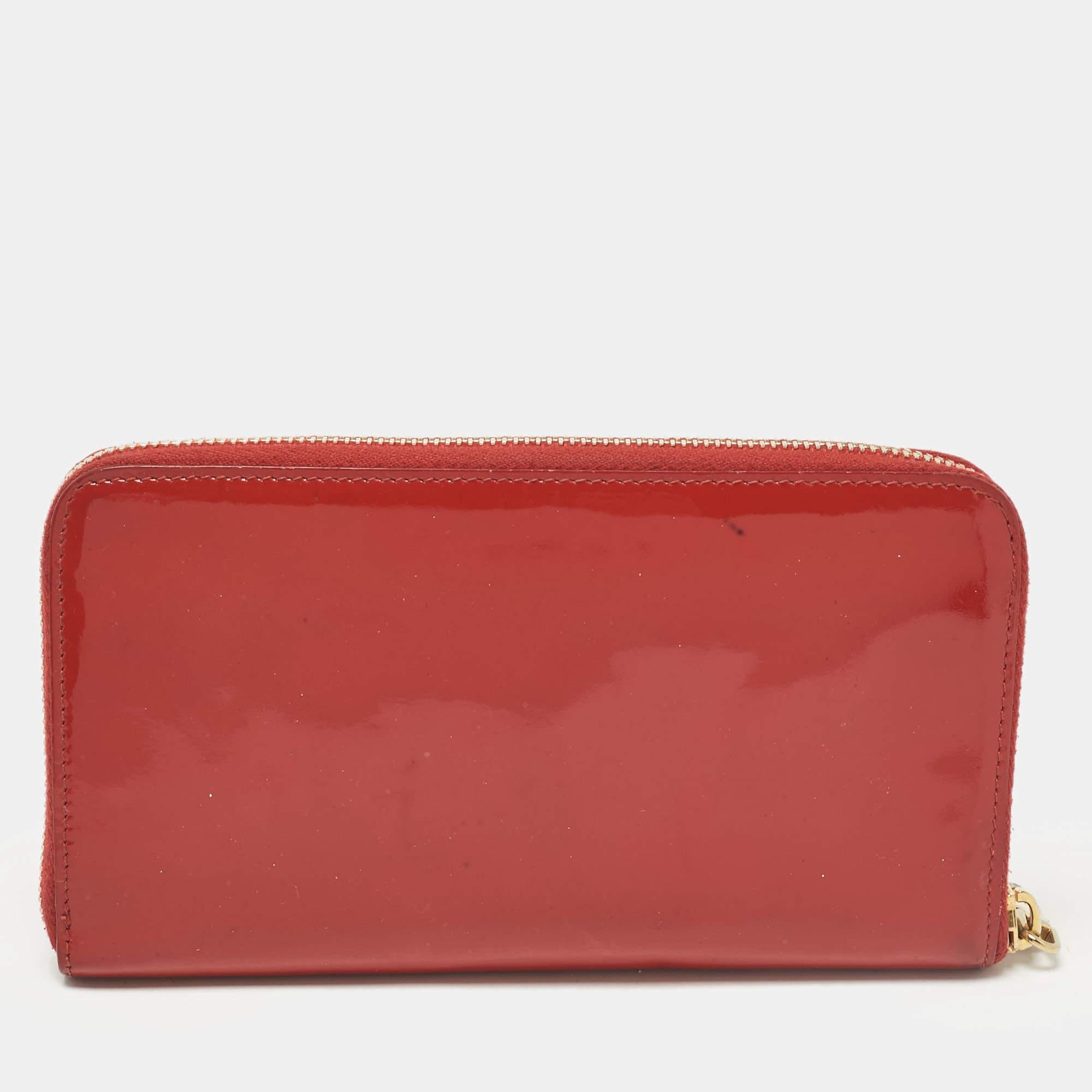 Portafoglio continentale con zip in vernice rossa Miu Miu in vendita 3