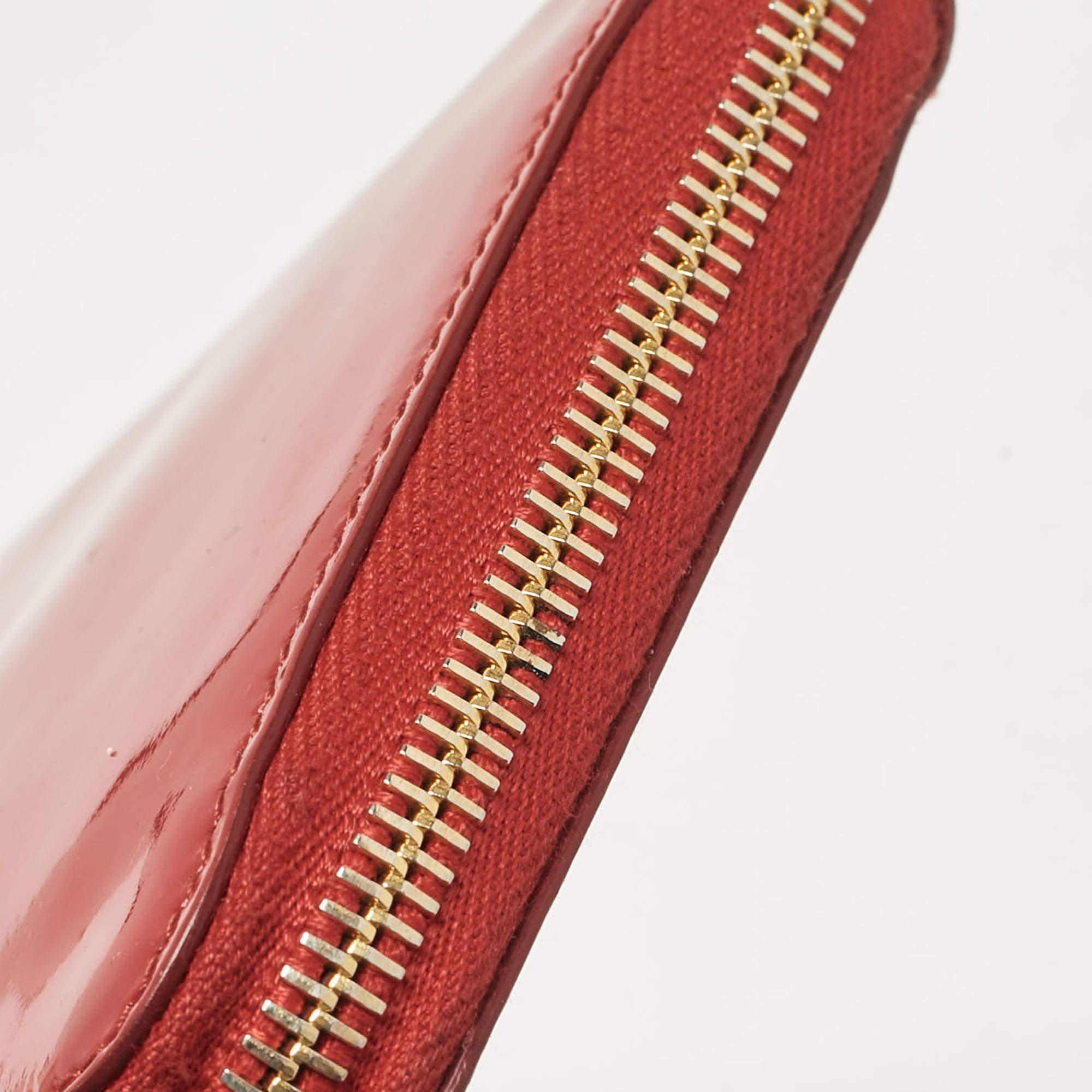 Portafoglio continentale con zip in vernice rossa Miu Miu in vendita 4