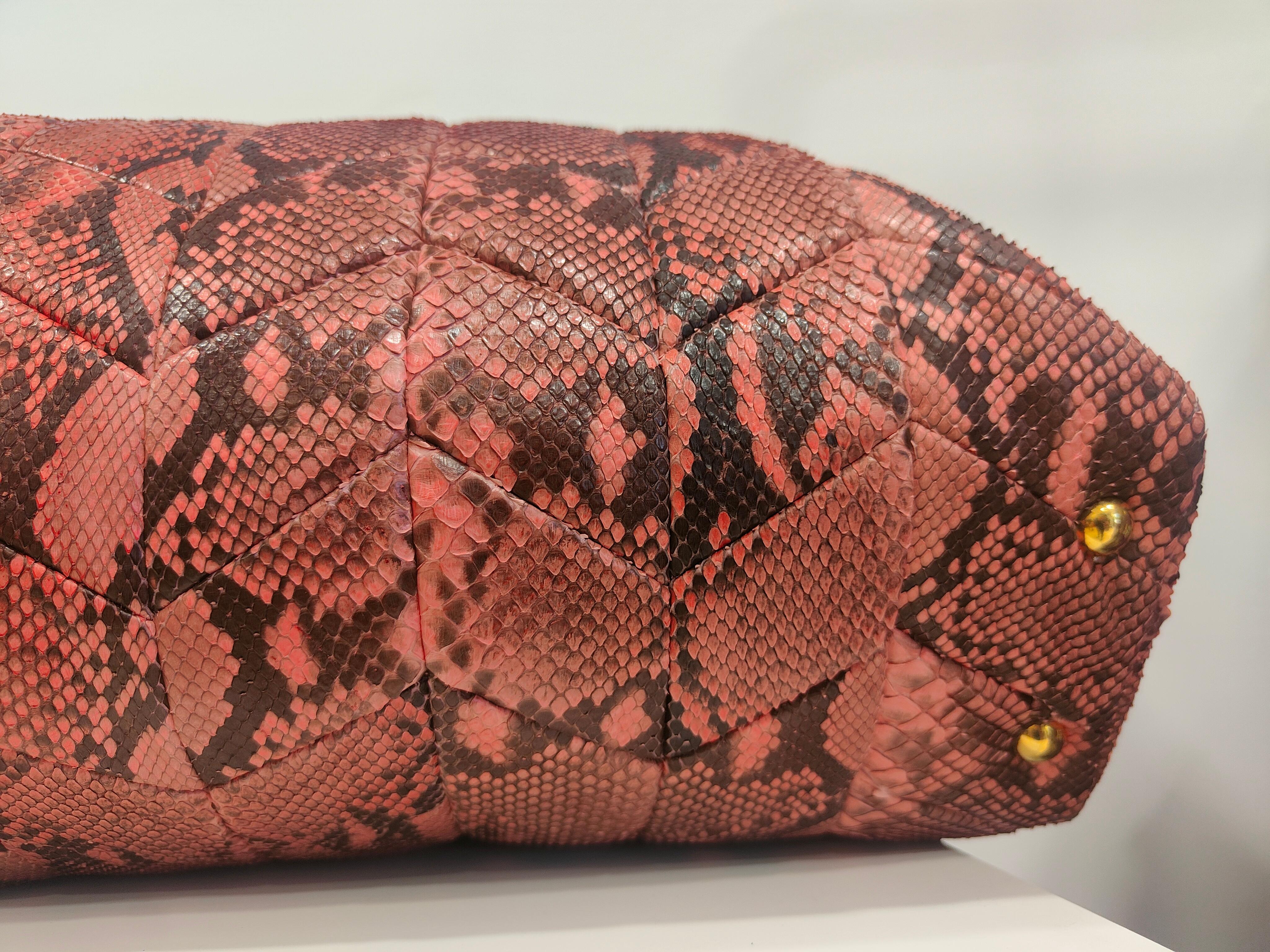 Miu Miu Red Pink python skin Shoulder handlebag NWOT
Totally made in Italy
Measurements: 43*31 cm
Removable shoulder strap