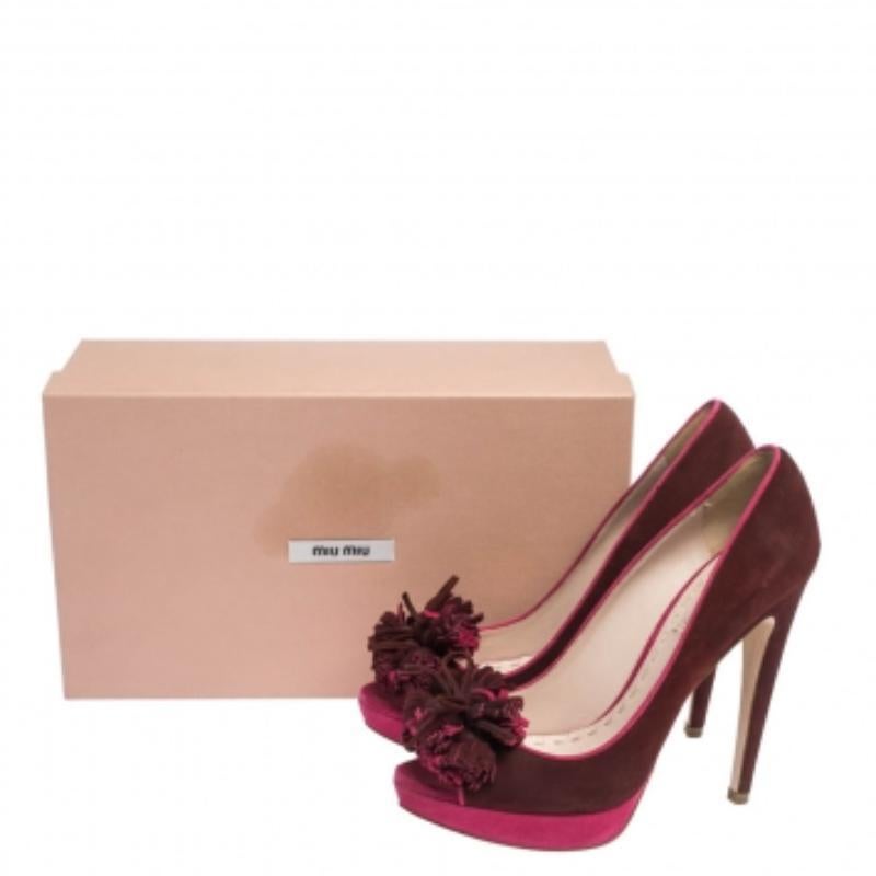 Wir alle brauchen so schöne Schuhe wie diese rot-rosa Pumps von Miu Miu. Sie wurden aus Wildleder gefertigt und mit Peep-Toes, quastengekröntem Obermaterial und einem 13 cm hohen Absatz mit Plateau versehen.