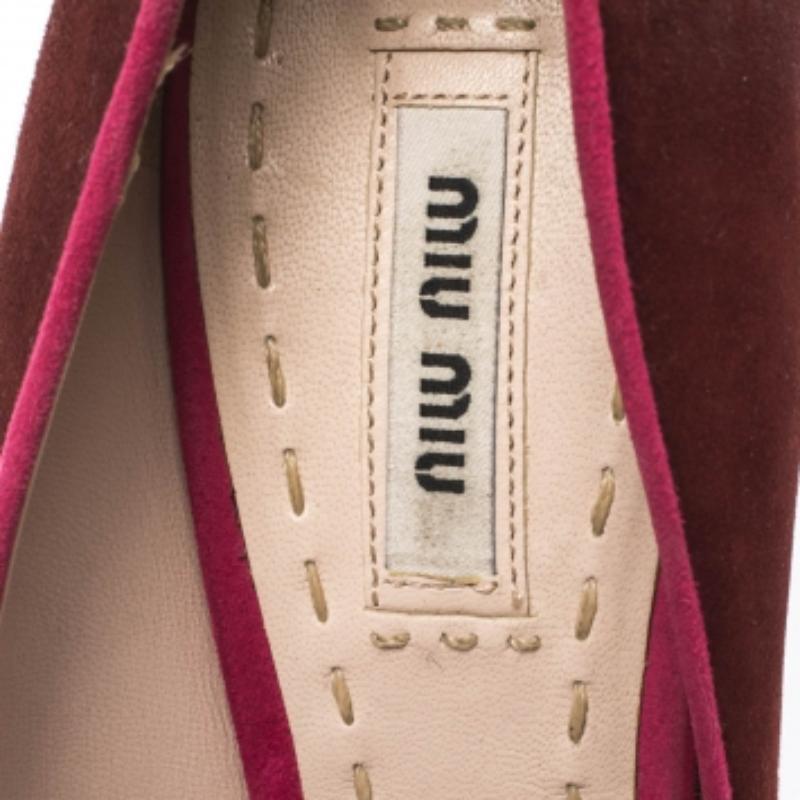 Miu Rot/Rosa Wildleder Quaste Detail Peep Toe Plateau Pumps Größe 38,5 im Zustand „Gut“ im Angebot in Dubai, Al Qouz 2