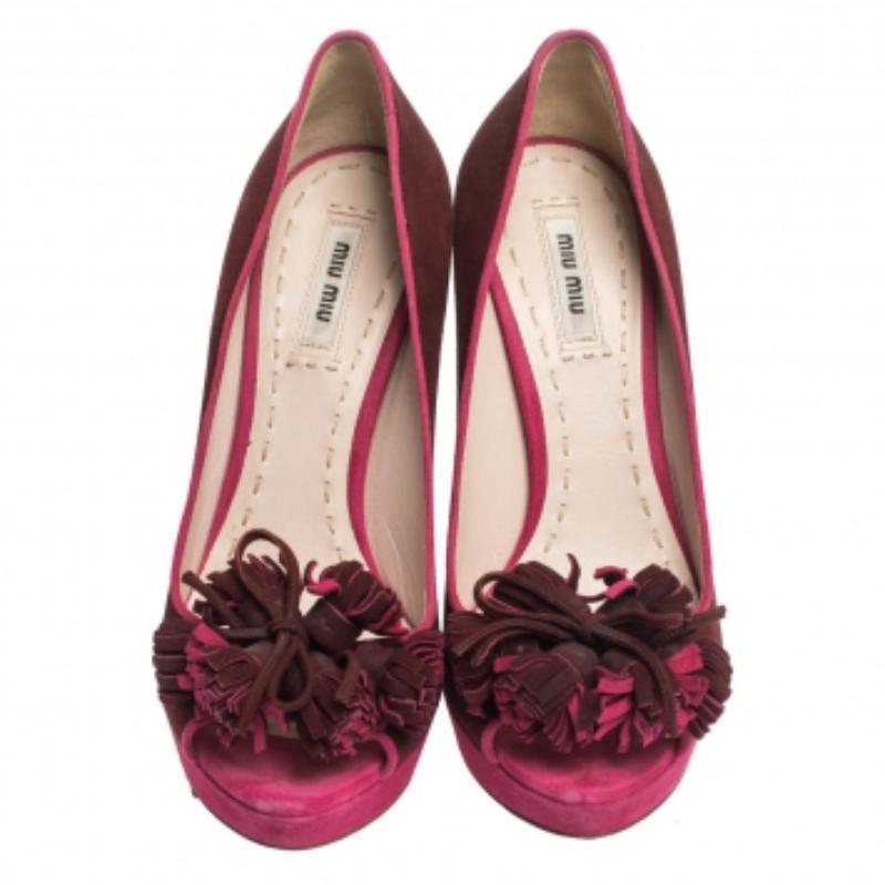 Miu Rot/Rosa Wildleder Quaste Detail Peep Toe Plateau Pumps Größe 38,5 im Angebot 2