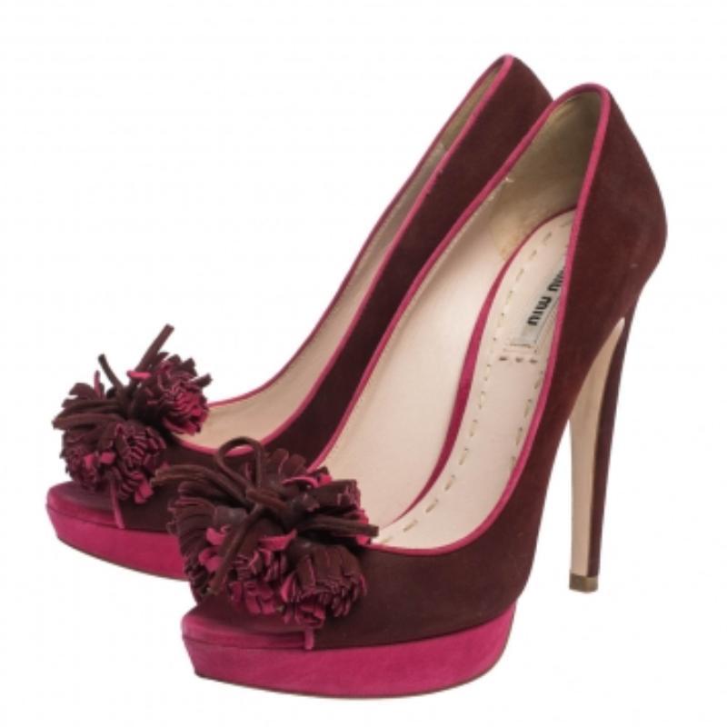 Miu Rot/Rosa Wildleder Quaste Detail Peep Toe Plateau Pumps Größe 38,5 im Angebot 3