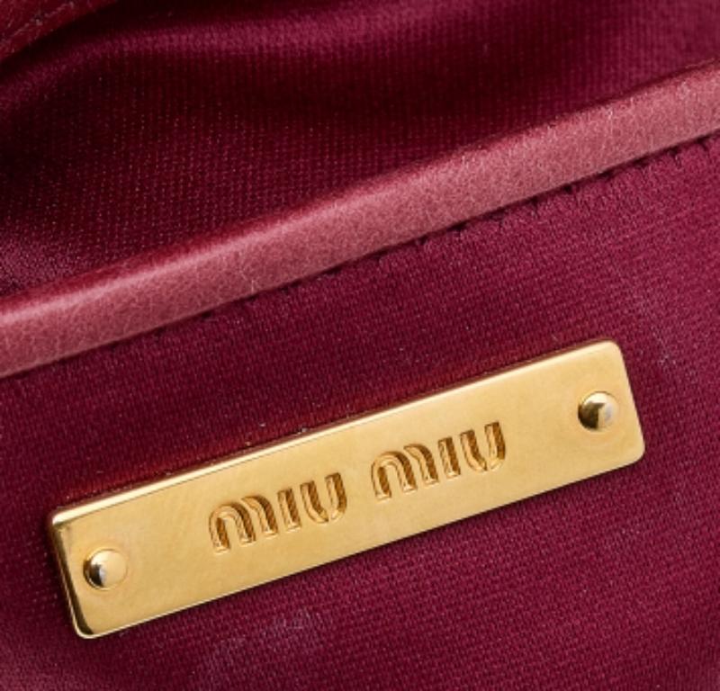 Bolso de hombro con solapa de piel acolchada roja de Miu Miu Marrón en venta