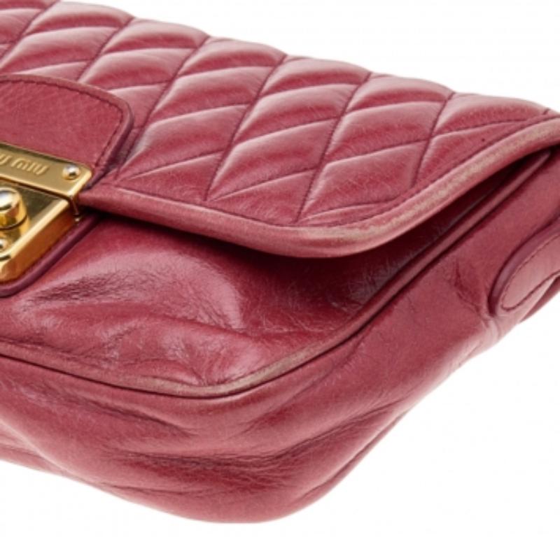 Bolso de hombro con solapa de piel acolchada roja de Miu Miu en venta 1