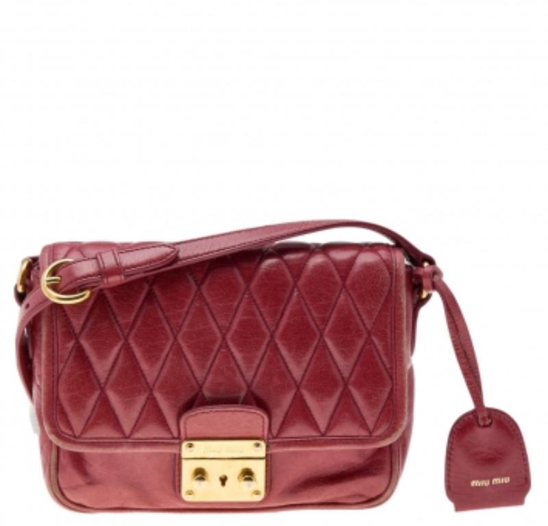 Bolso de hombro con solapa de piel acolchada roja de Miu Miu en venta 2