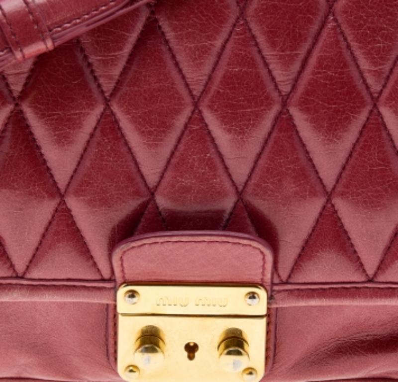 Bolso de hombro con solapa de piel acolchada roja de Miu Miu en venta 3