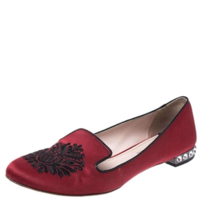 Miu Rot Satin bestickte Kristall Nieten Smoking Slippers Größe 38,5 (Braun) im Angebot